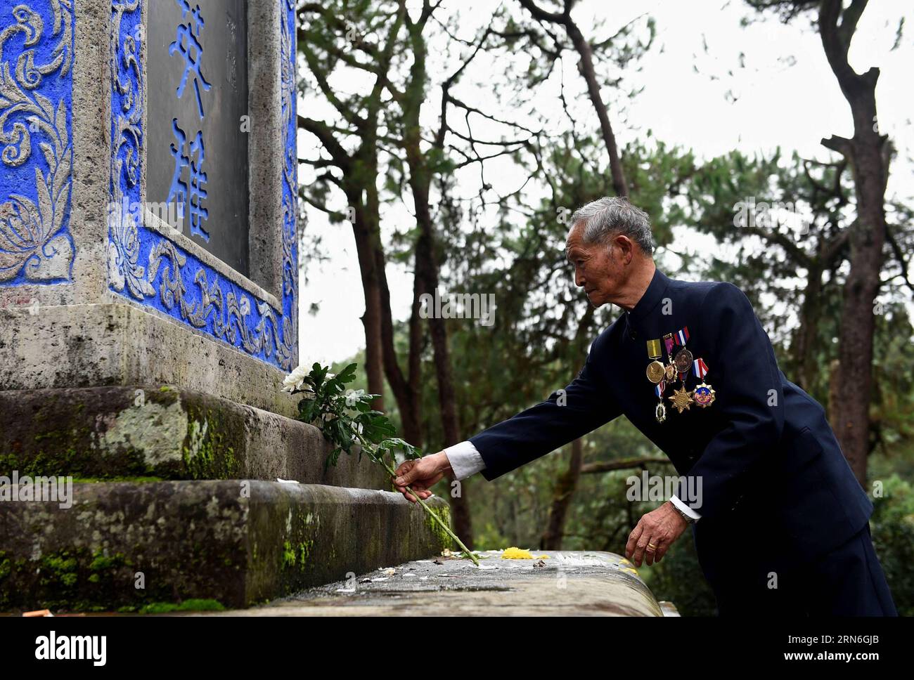 (150727) -- PEKING, 27. Juli 2015 -- Lu Caiwen trauert um die Soldaten, die während der Schlacht gegen Japans Invasion in Tengchong, Südwestchinas Provinz Yunnan, am 21. Juli 2015 geopfert wurden. Lu Caiwen, ein 90-jähriger Veteran, hob auf dem Guoshang-Friedhof im Tengchong County der Provinz Yunnan langsam seine rechte Hand, um seinen Kameraden zu Tribut zu zollen, die vor 70 Jahren auf dem Schlachtfeld in der westlichen Provinz Yunnan ums Leben kamen. Lu war ein Geheimdienstsammler, ein risikoreiches Werk während des chinesischen Widerstandskrieges gegen japanische Aggressionen. Ich nehme Teil Stockfoto