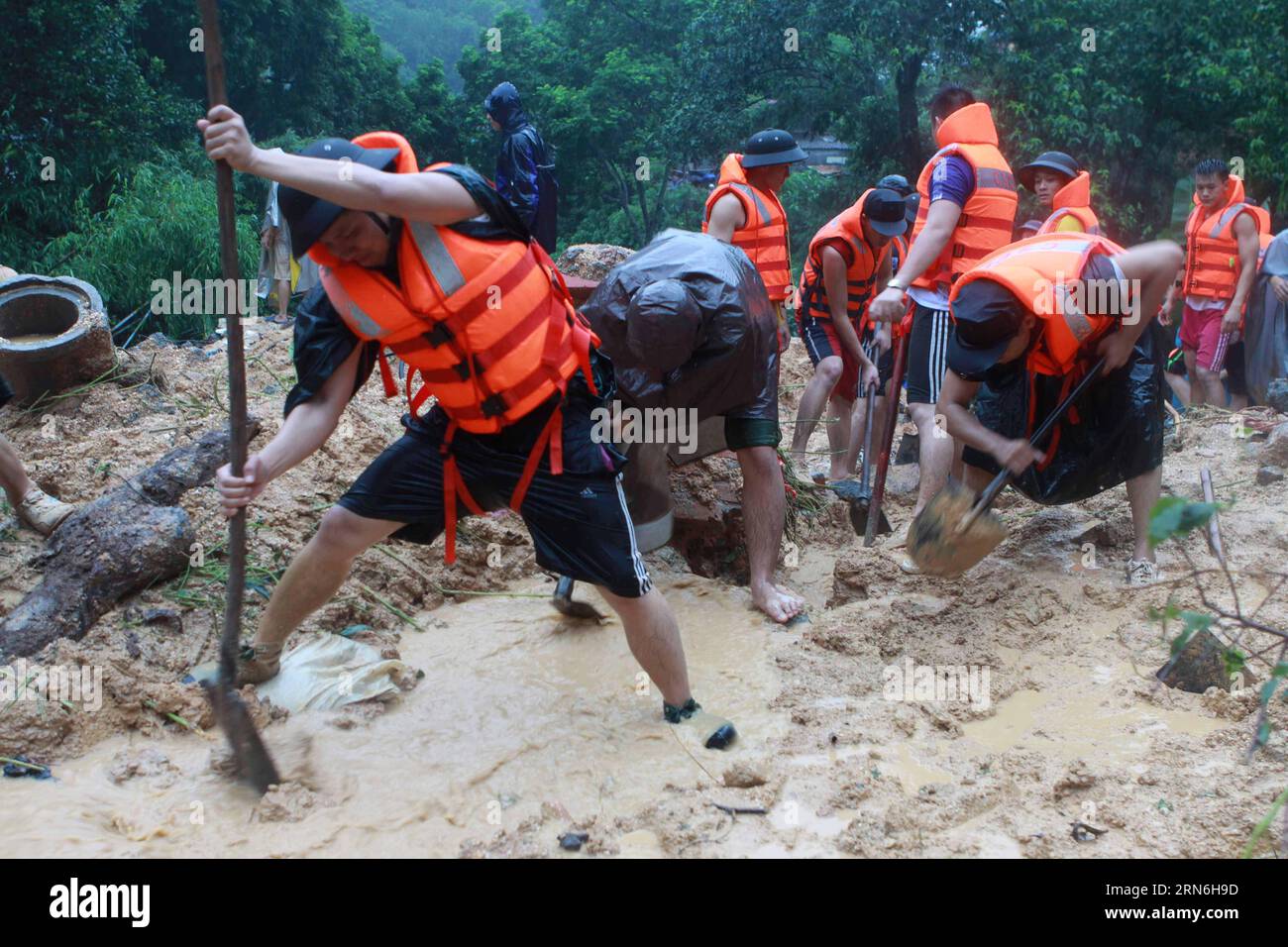 (150728) -- HANOI, 28. Juli 2015 -- Retter arbeiten an einem eingestürzten Haus in der Stadt Ha Long, Provinz Quang Ninh, Nordost-Vietnam, 28. Juli 2015. Am Dienstagmorgen wurden nach Angaben des Provinzlenkungsausschusses der Provinz Quang Ninh, etwa 120 km östlich der Hauptstadt Hanoi, sechs Menschen getötet und sechs weitere vermisst. Laut der hydrometeorologischen Station von Quang Ninh ist dies der stärkste Regen in der Provinz in den letzten 40 Jahren, der am vierten Tag mit Niederschlägen von mehr als 500 mm eintrifft. Stockfoto