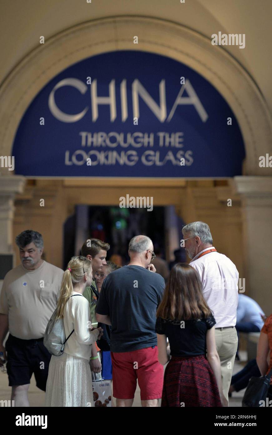 Am 28. Juli 2015 besuchen die Besucher das Metropolitan Museum of Art in New York, USA. Das Metropolitan Museum of Art gab am Dienstag bekannt, dass 6,3 Millionen Menschen in den Vereinigten Staaten und auf der ganzen Welt das Museum während des Geschäftsjahres besuchten, das am 30. Juni (FY15) endete. Dies ist die höchste Besucherzahl seit der Met vor mehr als 40 Jahren begann, die Zulassungsstatistik zu verfolgen. China hat sich hinter Großbritannien und Brasilien zur drittgrößten Quelle für Touristen aus Übersee in New York City entwickelt. ) US-NEW YORK-METROPOLITAN MUSEUM OF ART-VISITORS WangxLei PUBLICATIONxNOTxINxCHN CE Stockfoto