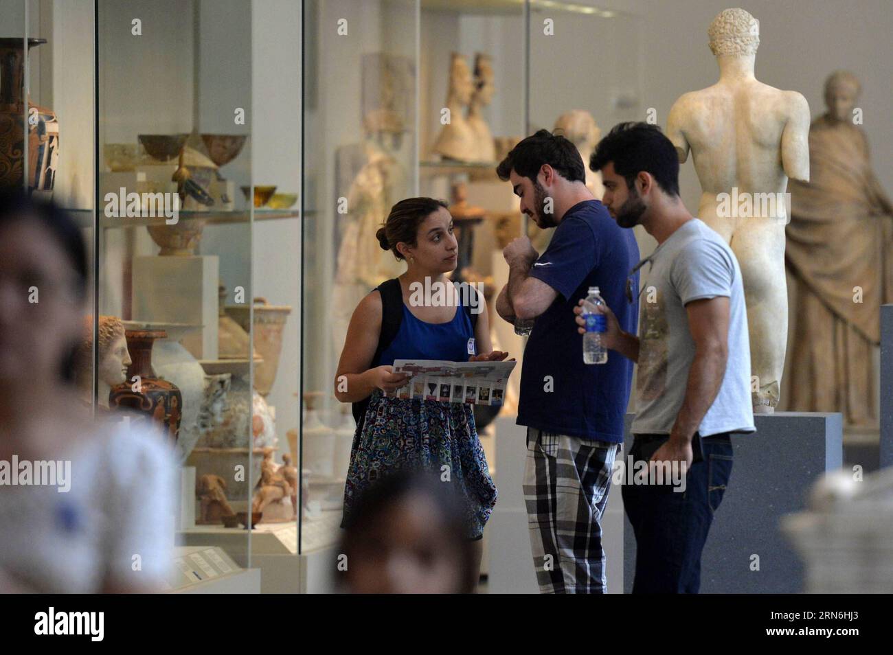 Am 28. Juli 2015 besuchen die Besucher das Metropolitan Museum of Art in New York, USA. Das Metropolitan Museum of Art gab am Dienstag bekannt, dass 6,3 Millionen Menschen in den Vereinigten Staaten und auf der ganzen Welt das Museum während des Geschäftsjahres besuchten, das am 30. Juni (FY15) endete. Dies ist die höchste Besucherzahl seit der Met vor mehr als 40 Jahren begann, die Zulassungsstatistik zu verfolgen. China hat sich hinter Großbritannien und Brasilien zur drittgrößten Quelle für Touristen aus Übersee in New York City entwickelt. ) US-NEW YORK-METROPOLITAN MUSEUM OF ART-VISITORS WangxLei PUBLICATIONxNOTxINxCHN CE Stockfoto