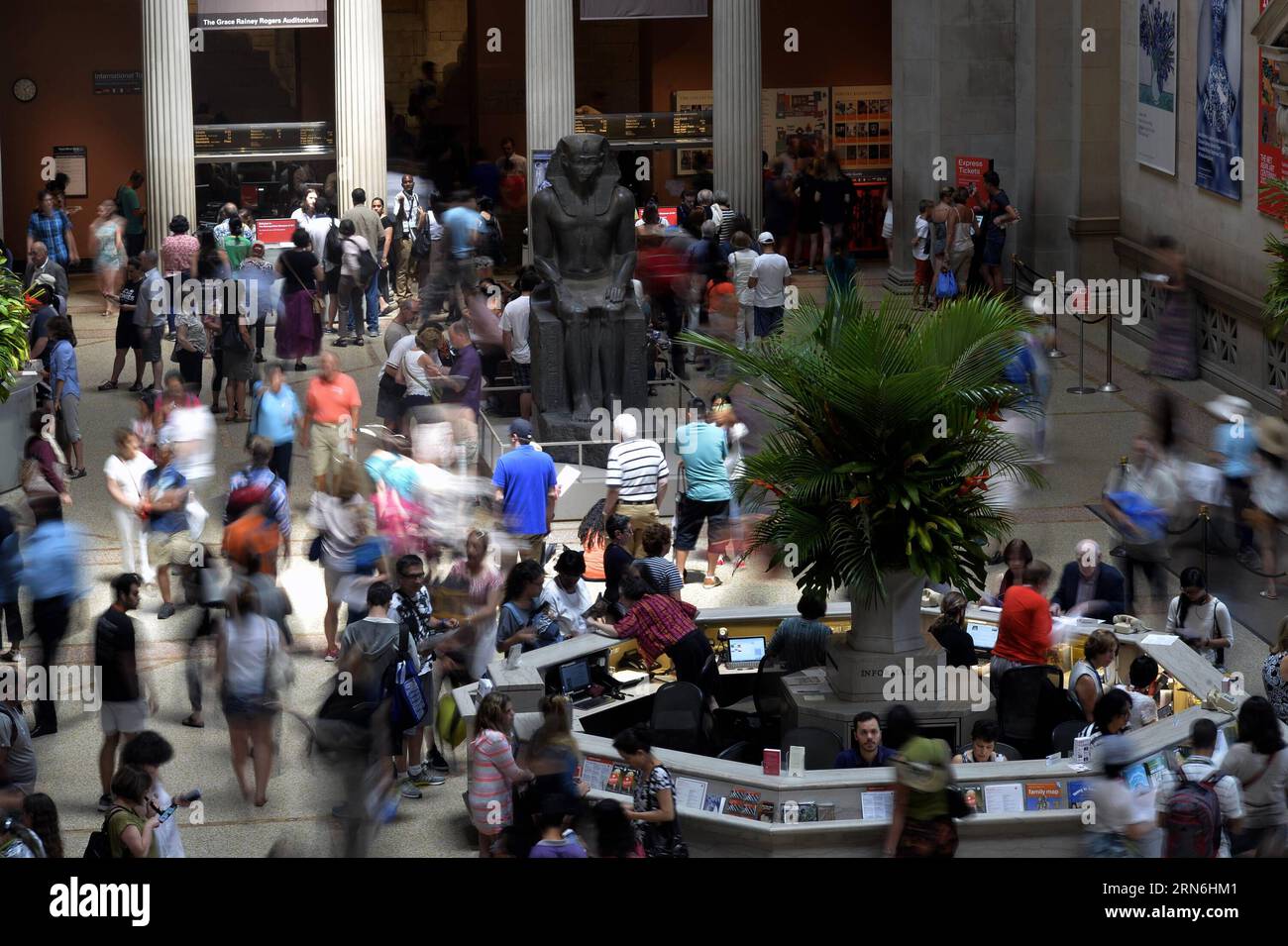 Am 28. Juli 2015 besuchen die Besucher das Metropolitan Museum of Art in New York, USA. Das Metropolitan Museum of Art gab am Dienstag bekannt, dass 6,3 Millionen Menschen in den Vereinigten Staaten und auf der ganzen Welt das Museum während des Geschäftsjahres besuchten, das am 30. Juni (FY15) endete. Dies ist die höchste Besucherzahl seit der Met vor mehr als 40 Jahren begann, die Zulassungsstatistik zu verfolgen. China hat sich hinter Großbritannien und Brasilien zur drittgrößten Quelle für Touristen aus Übersee in New York City entwickelt. ) US-NEW YORK-METROPOLITAN MUSEUM OF ART-VISITORS WangxLei PUBLICATIONxNOTxINxCHN CE Stockfoto