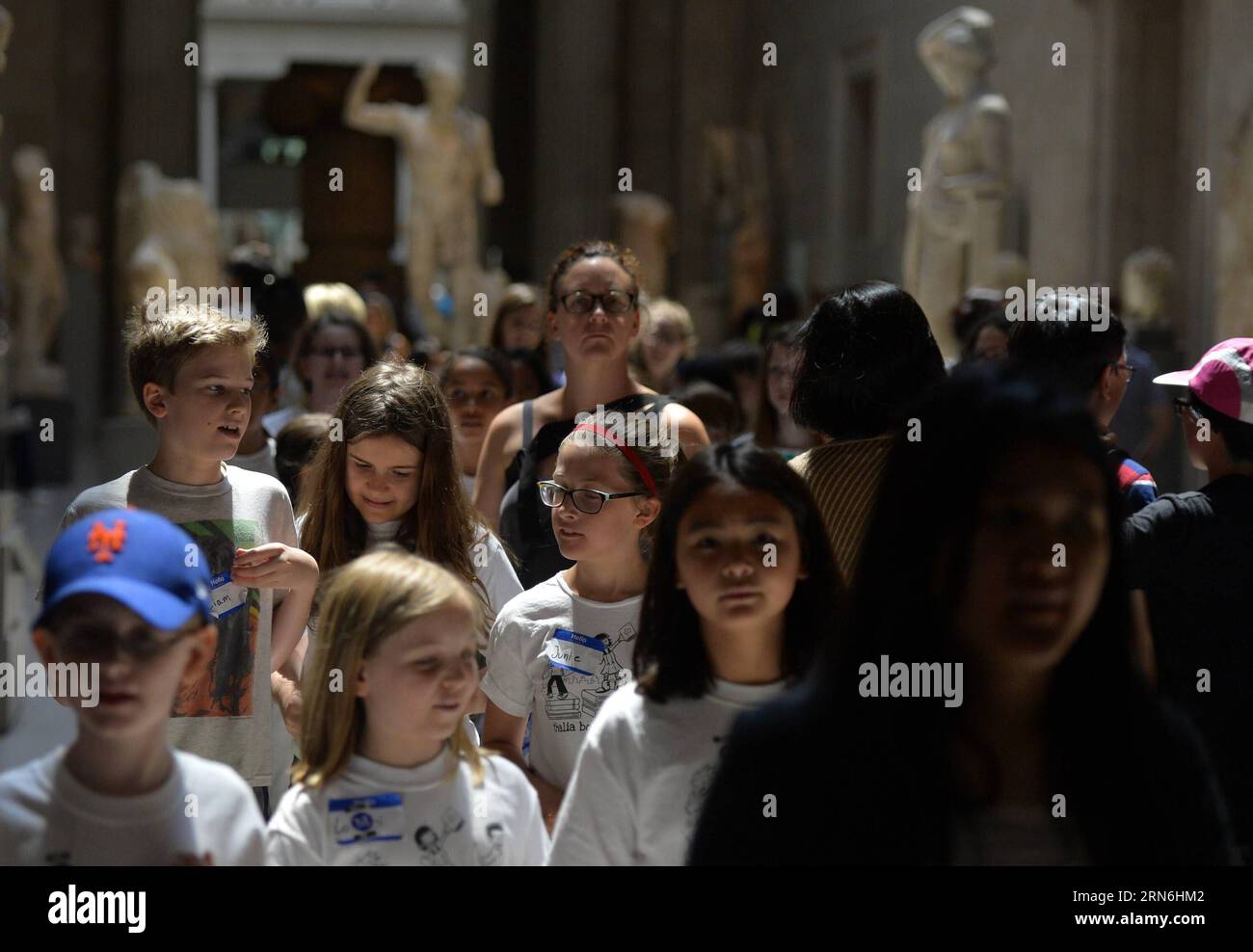 Am 28. Juli 2015 besuchen die Besucher das Metropolitan Museum of Art in New York, USA. Das Metropolitan Museum of Art gab am Dienstag bekannt, dass 6,3 Millionen Menschen in den Vereinigten Staaten und auf der ganzen Welt das Museum während des Geschäftsjahres besuchten, das am 30. Juni (FY15) endete. Dies ist die höchste Besucherzahl seit der Met vor mehr als 40 Jahren begann, die Zulassungsstatistik zu verfolgen. China hat sich hinter Großbritannien und Brasilien zur drittgrößten Quelle für Touristen aus Übersee in New York City entwickelt. ) US-NEW YORK-METROPOLITAN MUSEUM OF ART-VISITORS WangxLei PUBLICATIONxNOTxINxCHN CE Stockfoto