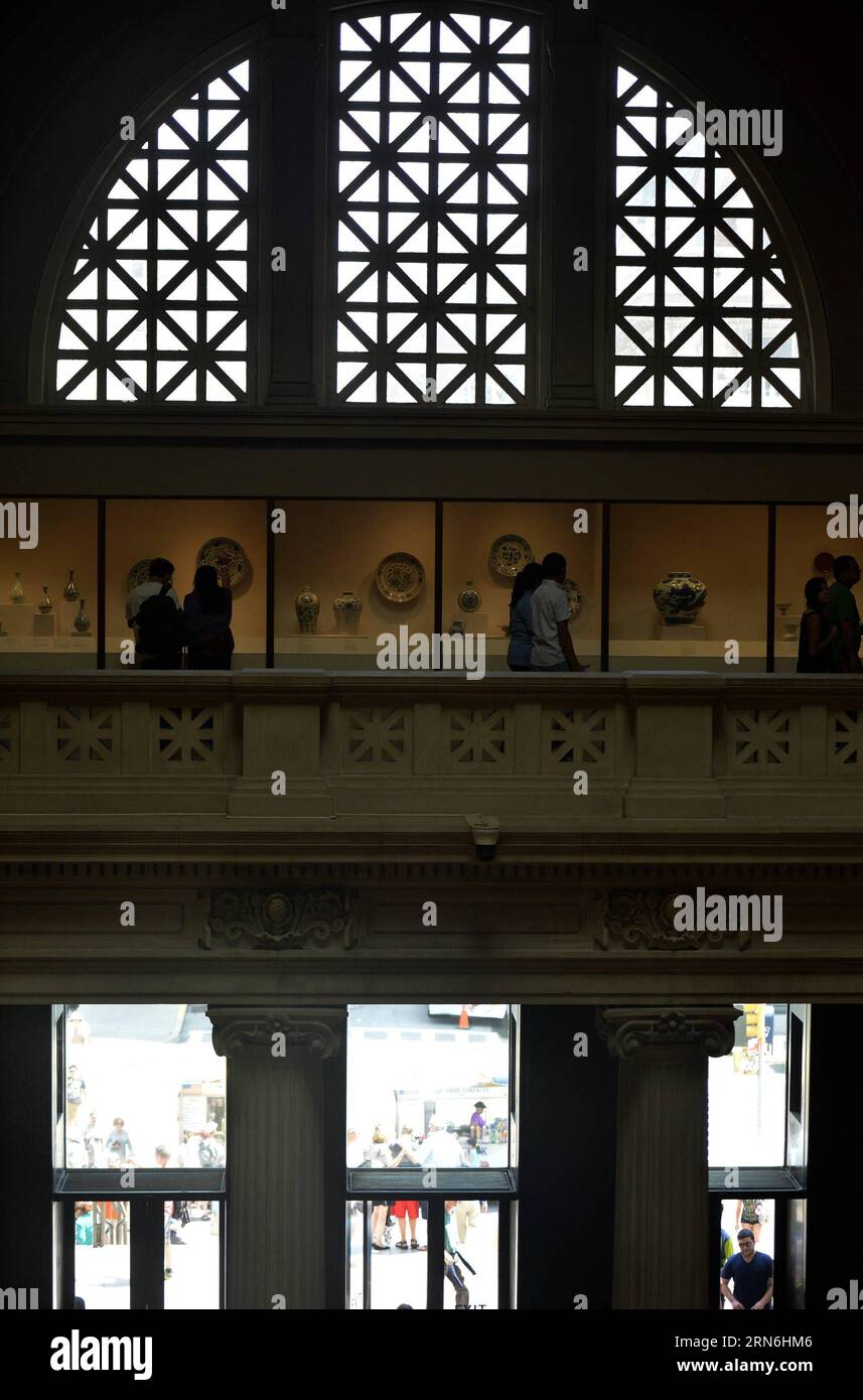 Am 28. Juli 2015 besuchen die Besucher das Metropolitan Museum of Art in New York, USA. Das Metropolitan Museum of Art gab am Dienstag bekannt, dass 6,3 Millionen Menschen in den Vereinigten Staaten und auf der ganzen Welt das Museum während des Geschäftsjahres besuchten, das am 30. Juni (FY15) endete. Dies ist die höchste Besucherzahl seit der Met vor mehr als 40 Jahren begann, die Zulassungsstatistik zu verfolgen. China hat sich hinter Großbritannien und Brasilien zur drittgrößten Quelle für Touristen aus Übersee in New York City entwickelt. ) US-NEW YORK-METROPOLITAN MUSEUM OF ART-VISITORS WangxLei PUBLICATIONxNOTxINxCHN CE Stockfoto