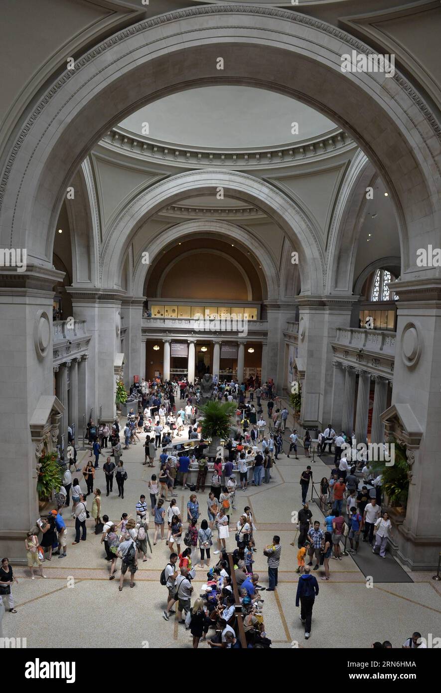 Am 28. Juli 2015 besuchen die Besucher das Metropolitan Museum of Art in New York, USA. Das Metropolitan Museum of Art gab am Dienstag bekannt, dass 6,3 Millionen Menschen in den Vereinigten Staaten und auf der ganzen Welt das Museum während des Geschäftsjahres besuchten, das am 30. Juni (FY15) endete. Dies ist die höchste Besucherzahl seit der Met vor mehr als 40 Jahren begann, die Zulassungsstatistik zu verfolgen. China hat sich hinter Großbritannien und Brasilien zur drittgrößten Quelle für Touristen aus Übersee in New York City entwickelt. ) US-NEW YORK-METROPOLITAN MUSEUM OF ART-VISITORS WangxLei PUBLICATIONxNOTxINxCHN CE Stockfoto