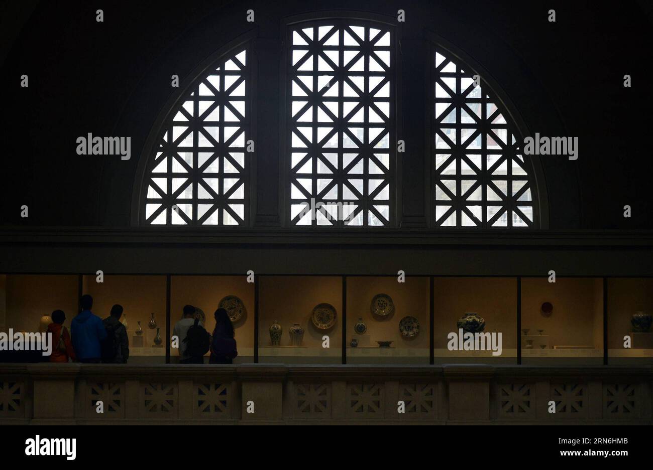 Am 28. Juli 2015 besuchen die Besucher das Metropolitan Museum of Art in New York, USA. Das Metropolitan Museum of Art gab am Dienstag bekannt, dass 6,3 Millionen Menschen in den Vereinigten Staaten und auf der ganzen Welt das Museum während des Geschäftsjahres besuchten, das am 30. Juni (FY15) endete. Dies ist die höchste Besucherzahl seit der Met vor mehr als 40 Jahren begann, die Zulassungsstatistik zu verfolgen. China hat sich hinter Großbritannien und Brasilien zur drittgrößten Quelle für Touristen aus Übersee in New York City entwickelt. ) US-NEW YORK-METROPOLITAN MUSEUM OF ART-VISITORS WangxLei PUBLICATIONxNOTxINxCHN CE Stockfoto