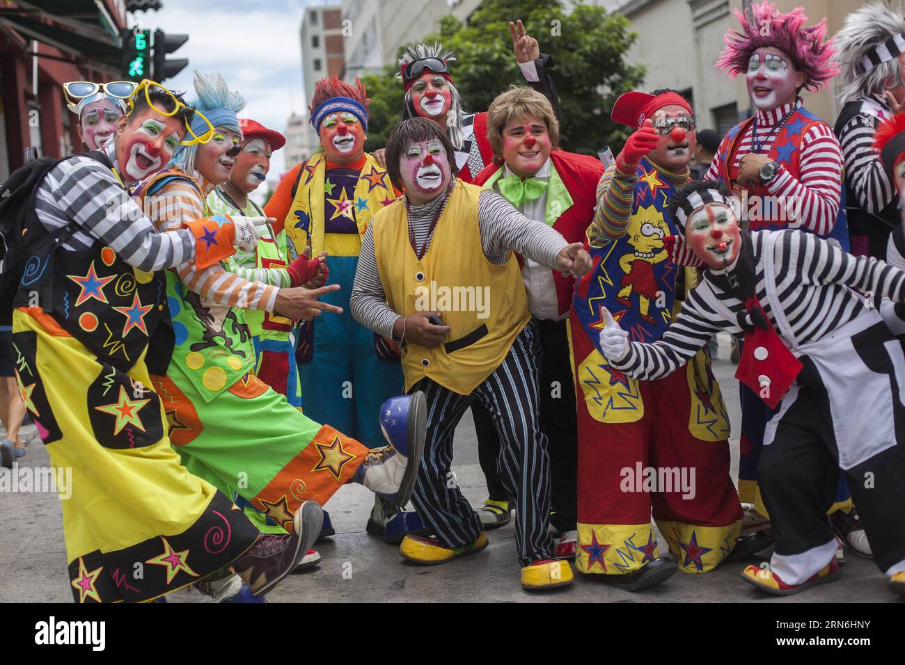 Clowns posieren für Fotos während einer Parade auf dem Ocassion of VII Latin American Congress of Clowns, im historischen Zentrum von Guatemala City, Hauptstadt von Guatemala, am 28. Juli 2015. Luis Echeverria) (jp) GUATEMALA-GUATEMALA CITY-SOCIETY-CONGRESS e LuisxEcheverria PUBLICATIONxNOTxINxCHN Clowns posieren für Fotos während einer Parade AUF DEM Ocassion von VII Lateinamerikanischen Kongress der Clowns IM historischen Zentrum von Guatemala City Capital of Guatemala AM Juli 28 2015 Luis Echeverria JP Guatemala City Society Congress e LuisxEchIOria PUxBLN Stockfoto