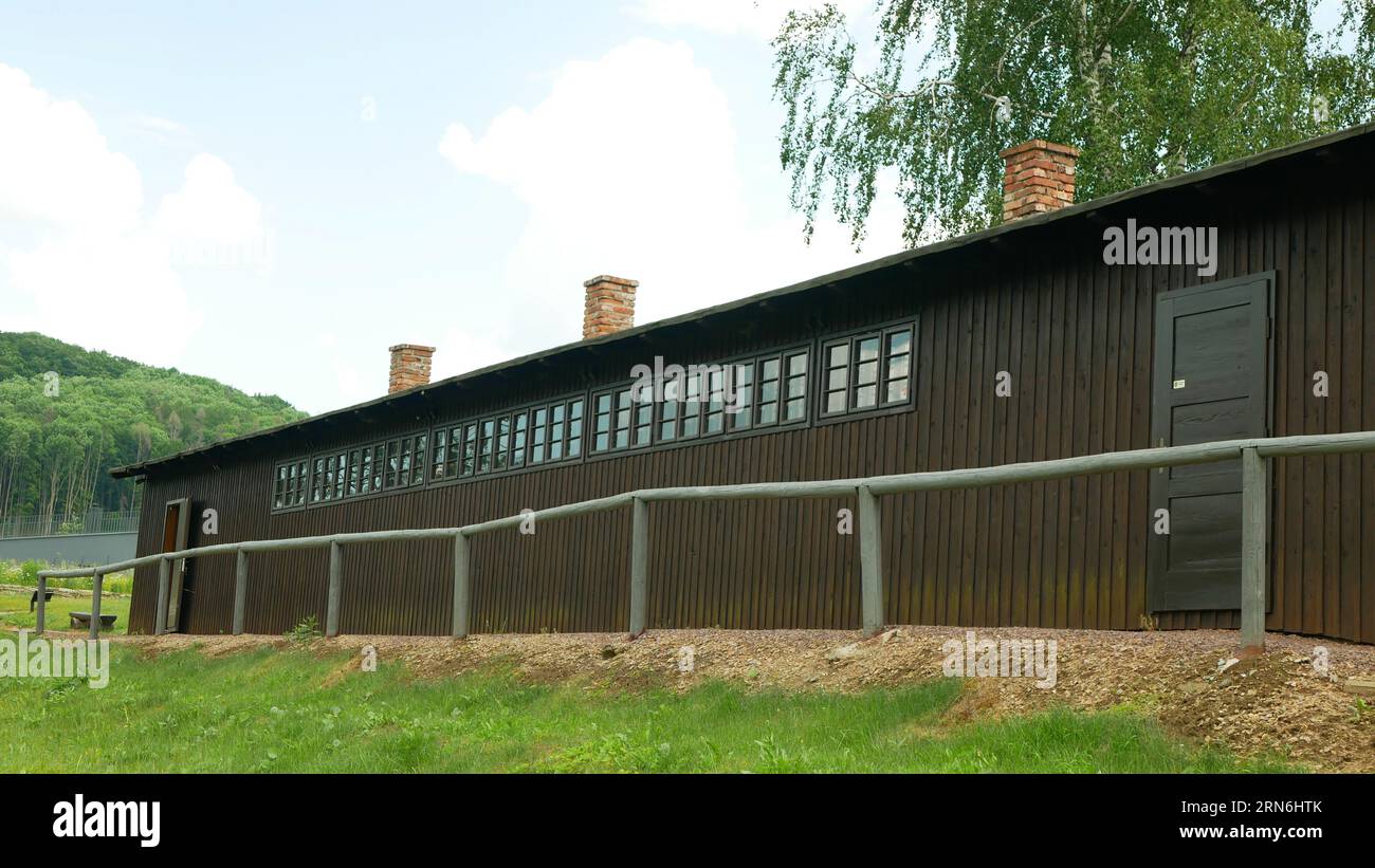 KZArbeit ZigeunerNachbauKaserne, Holzbetten und ein Herd zum