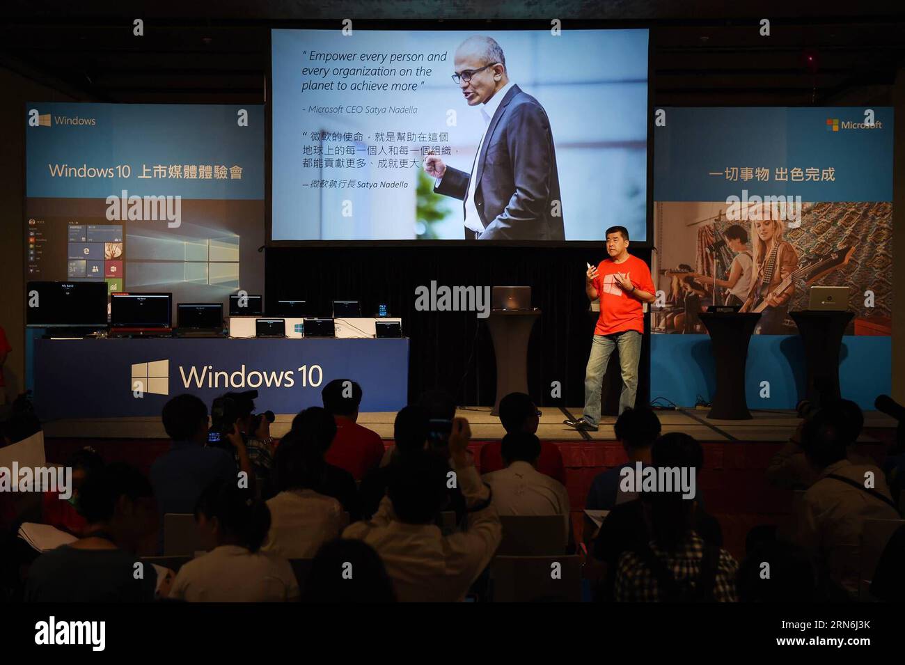 (150729) -- TAIPEI, 29. Juli 2015 -- Ein Mitarbeiter von Microsoft Taiwan stellt die neuen Funktionen des Betriebssystems Windows 10 auf einer Pressekonferenz in Taipei, Taiwan im Südosten Chinas, am 29. Juli 2015 vor. Windows 10 wurde am Mittwoch in 190 Ländern und Regionen eingeführt. ) (mp) CHINA-TAIPEI-MICROSOFT-WINDOWS 10-LAUNCHING (CN) HanxYuqing PUBLICATIONxNOTxINxCHN 150729 Taipei Juli 29 2015 ein Mitarbeiter von Microsoft TAIWAN stellt die neuen Funktionen des Betriebssystems Windows 10 AUF einer Pressekonferenz in Taipeh Südostchina vor. Juli 29 2015 Windows 10, was 190 Co. Gestartet wurde Stockfoto