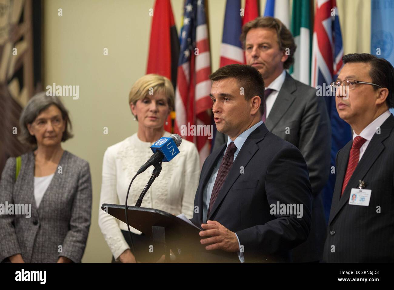 (150729) -- NEW YORK, 29. Juli 2015 -- der ukrainische Außenminister Pawlo Klimkin (Front), spricht vor den Medien im Hauptquartier der Vereinten Nationen in New York, 29. Juli 2015. Russland legte am Mittwoch sein Veto gegen den Entwurf einer Resolution des UN-Sicherheitsrats zur Einsetzung eines internationalen Tribunals ein, um den Untergang des malaysischen Linienflugzeugs MH17 zu untersuchen. UN-NEW YORK-SECURITY COUNCIL-MH17 TRIBUNAL LixMuzi PUBLICATIONxNOTxINxCHN 150729 New York Juli 29 2015 ukrainische Außenminister Pavlo Klimkin Front spricht vor Medien AM Sitz der Vereinten Nationen in New York Juli 29 2015 Russland AM Mittwoch Veto gegen einen Dr. Stockfoto