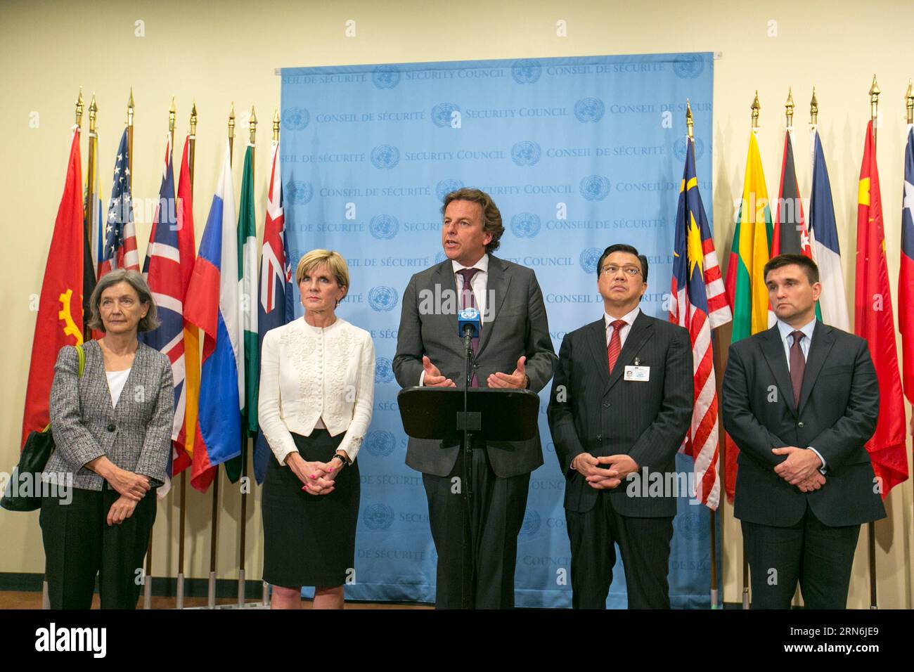 (150729) -- NEW YORK, 29. Juli 2015 -- Albert Koenders(C), Minister für auswärtige Angelegenheiten der Niederlande, spricht vor den Medien im Hauptquartier der Vereinten Nationen in New York, 29. Juli 2015. Russland legte am Mittwoch sein Veto gegen den Entwurf einer Resolution des UN-Sicherheitsrats zur Einsetzung eines internationalen Tribunals ein, um den Untergang des malaysischen Linienflugzeugs MH17 zu untersuchen. UN-NEW YORK-SECURITY COUNCIL-MH17 TRIBUNAL LixMuzi PUBLICATIONxNOTxINxCHN 150729 New York Juli 29 2015 Albert Koenders C Minister für auswärtige Angelegenheiten der Niederlande spricht vor Medien AM Sitz der Vereinten Nationen in New York Juli 29 2015 Ru Stockfoto