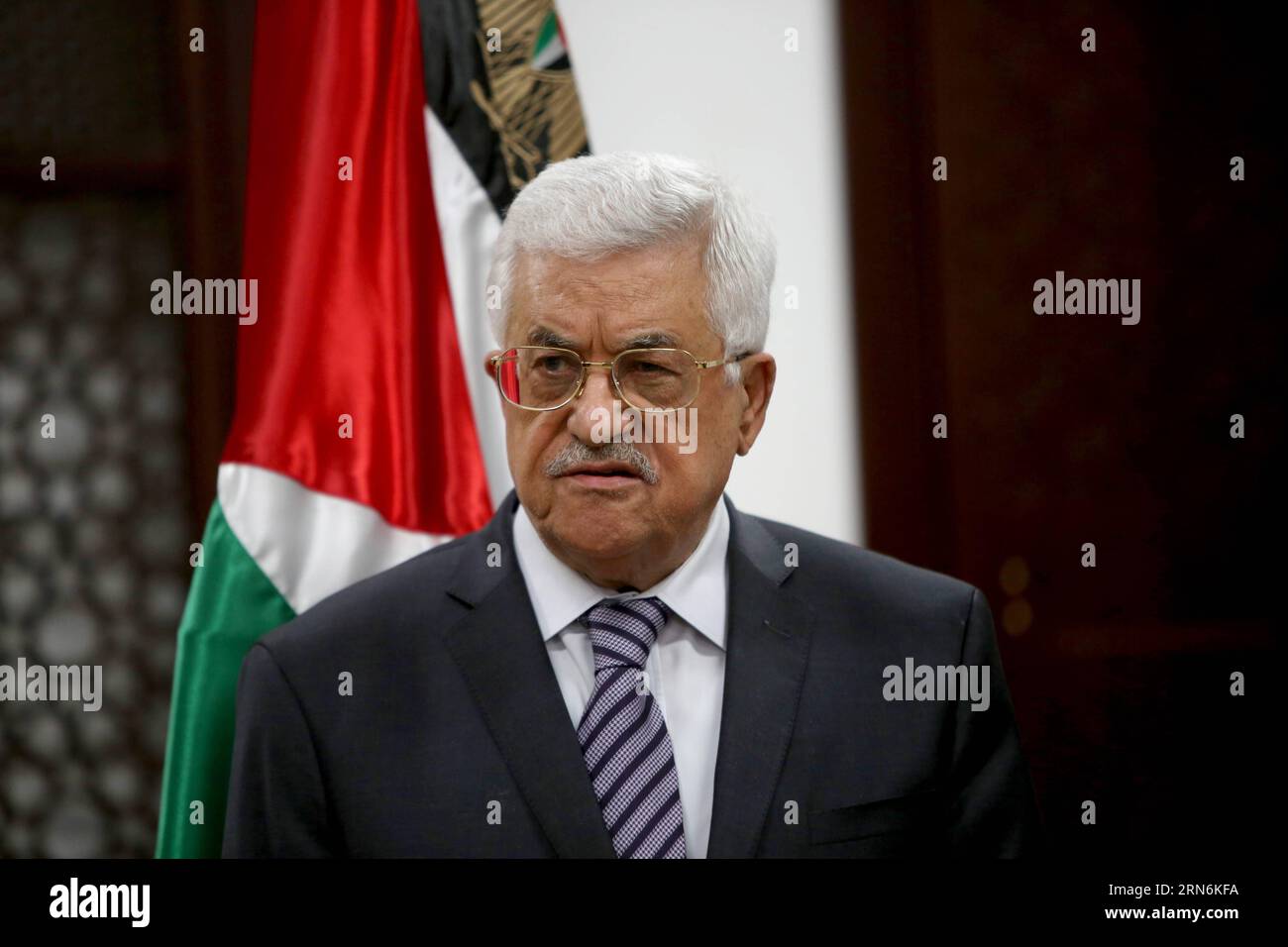 (150731) -- RAMALLAH, 31. Juli 2015 -- der palästinensische Präsident Mahmud Abbas spricht während einer Pressekonferenz in der Westjordstadt Ramallah am 31. Juli 2015 nach einem Brandanschlag israelischer Siedler, bei dem ein palästinensisches Kleinkind getötet wurde. Abbas sagte, er werde beim Internationalen Strafgerichtshof (ICC) in den Haag Berufung einlegen, um den Angriff zu untersuchen. MIDEAST-RAMALLAH-ABBAS-ATTACK FadixArouri PUBLICATIONxNOTxINxCHN 150731 Ramallah Juli 31 2015 der PALÄSTINENSISCHE Präsident Mahmud Abbas spricht auf einer Pressekonferenz in der WESTJORDANLAND-Stadt Ramallah AM 31 2015. Juli nach dem Brandanschlag Israels Stockfoto