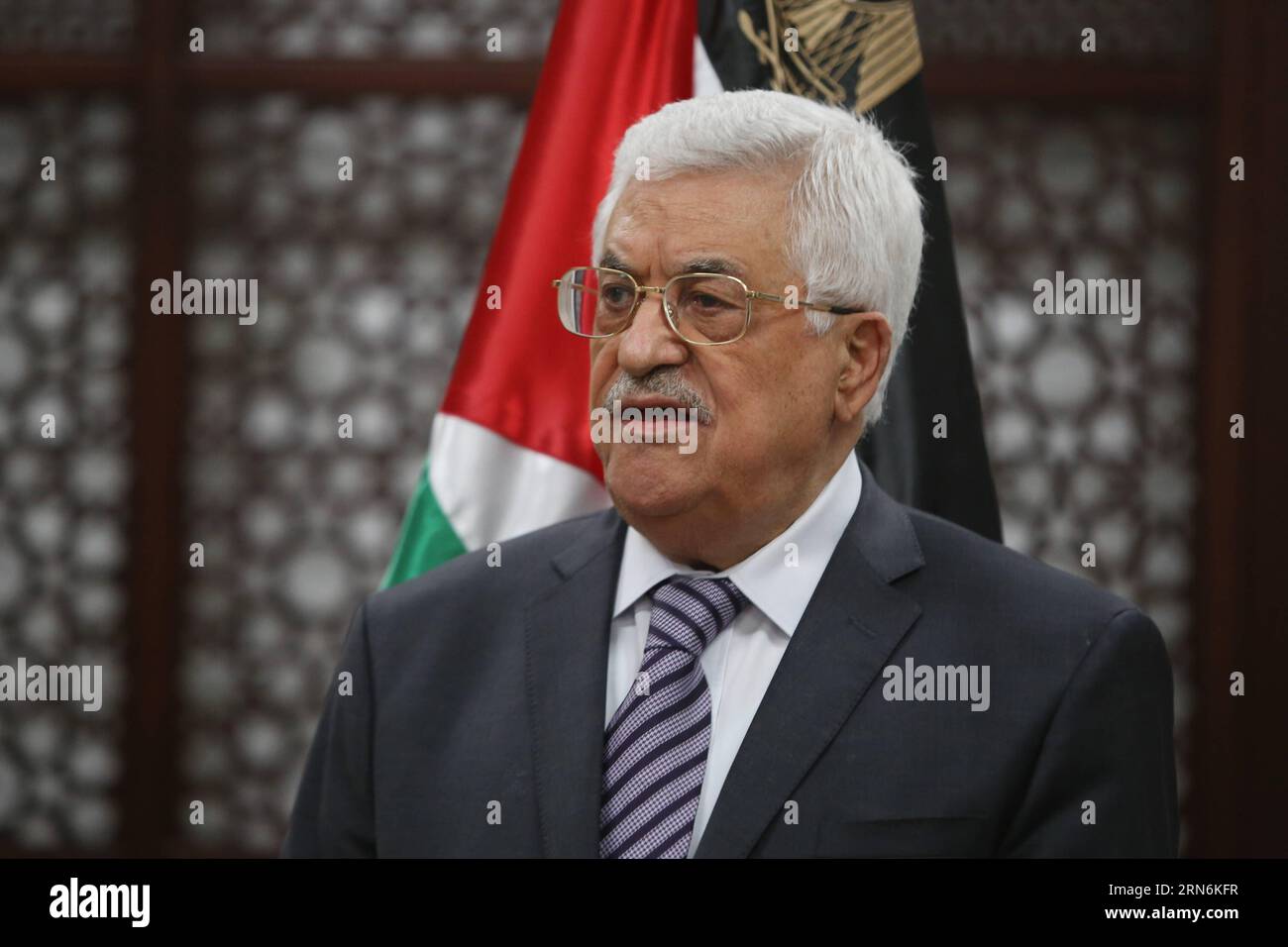 (150731) -- RAMALLAH, 31. Juli 2015 -- der palästinensische Präsident Mahmud Abbas spricht während einer Pressekonferenz in der Westjordstadt Ramallah am 31. Juli 2015 nach einem Brandanschlag israelischer Siedler, bei dem ein palästinensisches Kleinkind getötet wurde. Abbas sagte, er werde beim Internationalen Strafgerichtshof (ICC) in den Haag Berufung einlegen, um den Angriff zu untersuchen. MIDEAST-RAMALLAH-ABBAS-ATTACK FadixArouri PUBLICATIONxNOTxINxCHN 150731 Ramallah Juli 31 2015 der PALÄSTINENSISCHE Präsident Mahmud Abbas spricht auf einer Pressekonferenz in der WESTJORDANLAND-Stadt Ramallah AM 31 2015. Juli nach dem Brandanschlag Israels Stockfoto