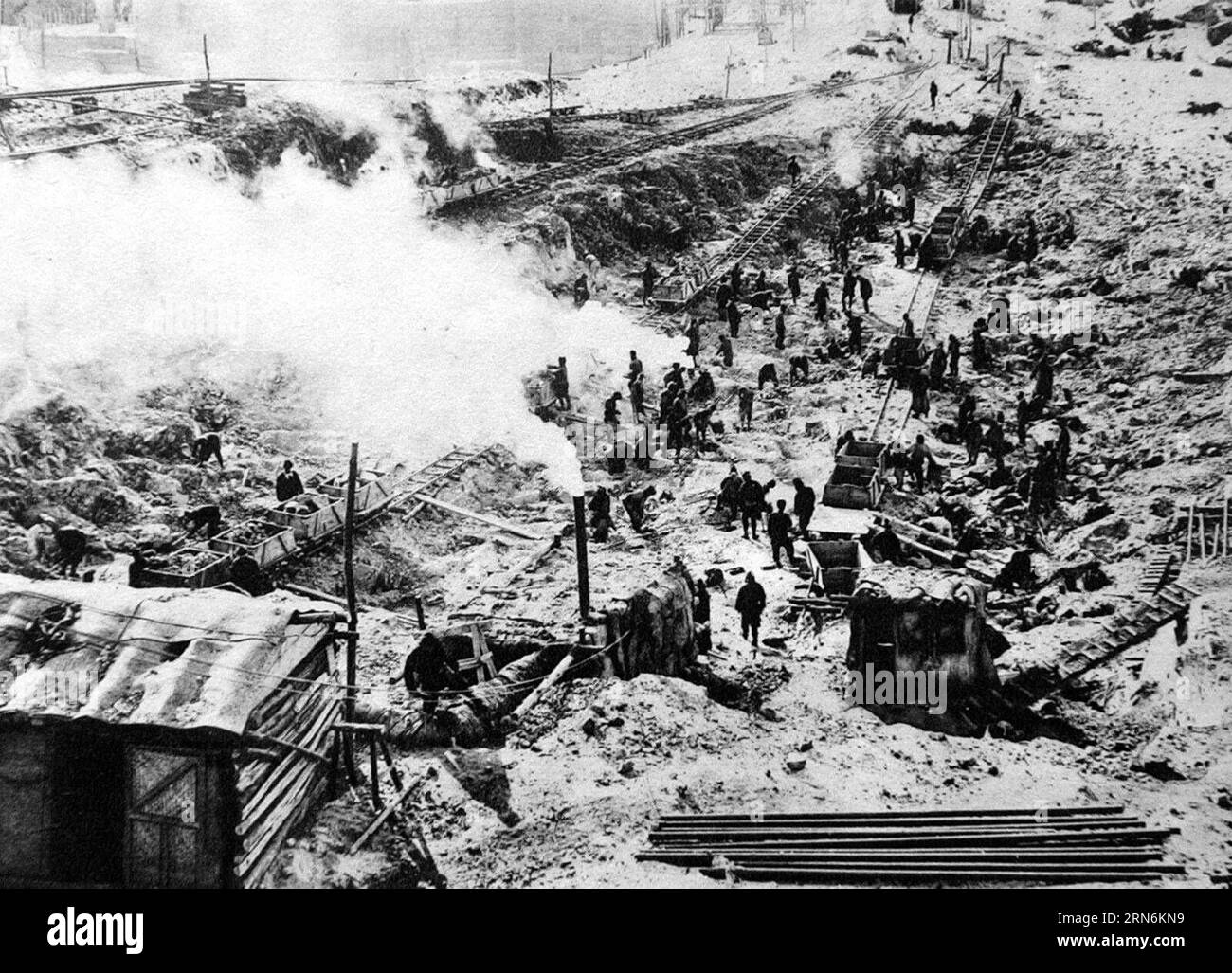 Die Fotokopie zeigt chinesische Zwangsarbeiter, die für Japan arbeiten, um das Fengman-Wasserkraftwerk in Jilin im Nordosten Chinas zu bauen, nachdem die Region 1931 illegal von japanischen Invasoren besetzt wurde. Japan marschierte 1931 in Nordostchina ein und führte 1937 eine Invasion in vollem Umfang durch. JiangxLin PUBLICATIONxNOTxINxCHN-Datei Fotokopie zeigt chinesische Zwangslabore, die für Japan arbeiten, um das Wasserkraftwerk Fengman in Jilin im Nordosten Chinas nach der Region zu BAUEN, die 1931 von japanischen Invasoren illegal besetzt wurde Stockfoto