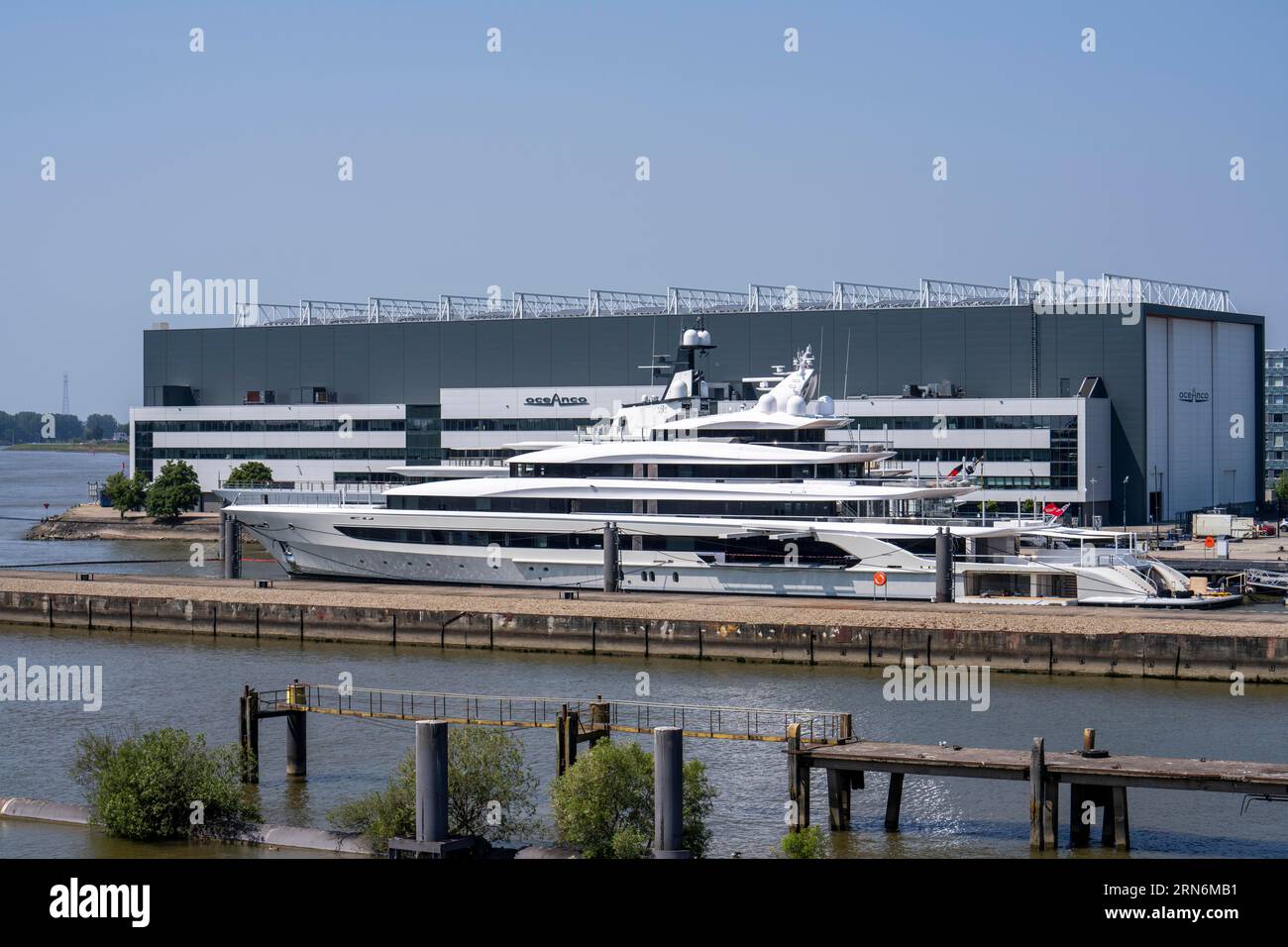 Oceanco Werft in Alblasserdam, spezialisiert auf den Bau von Mega-Yachten, Luxusyachten, am Fluss Noord, Südholland, vor der H3 Yacht, 105 ME Stockfoto