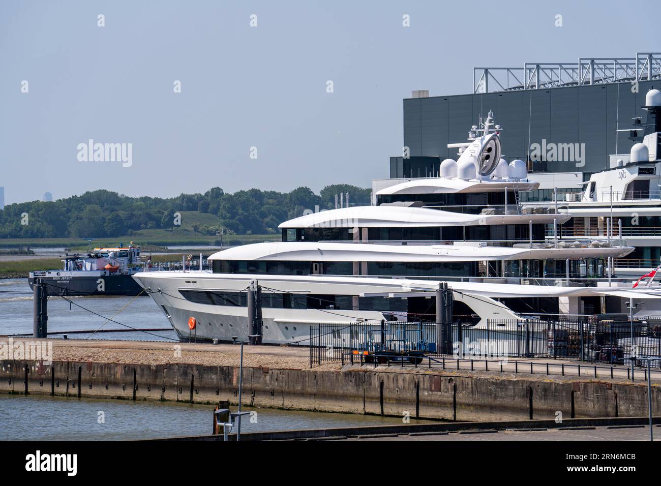 Oceanco Werft in Alblasserdam, spezialisiert auf den Bau von Mega-Yachten, Luxusyachten, am Fluss Noord, Südholland, vor der H3 Yacht, 105 ME Stockfoto