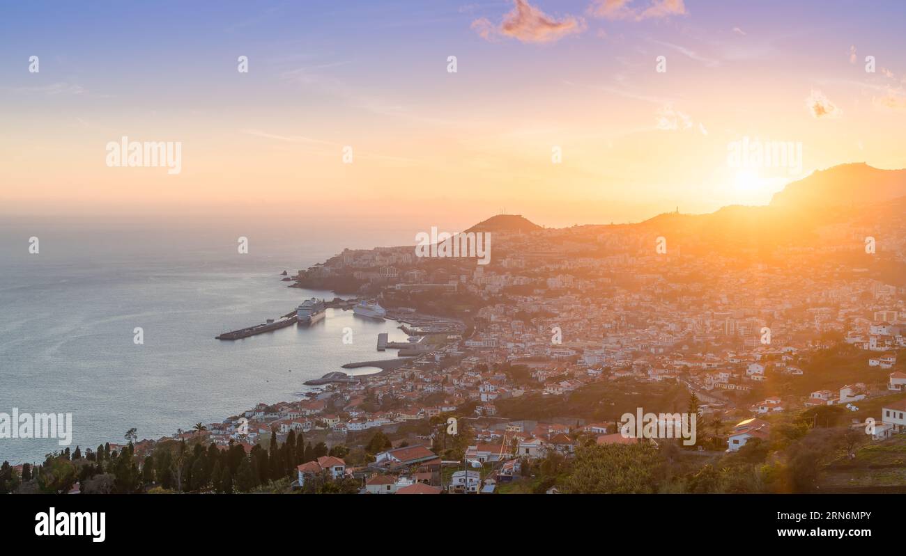 Landschaft mit Funchal bei Sonnenuntergang, Madeira Insel, Portugal Stockfoto