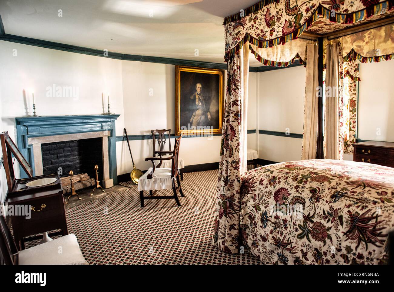 Mount Vernon Bedroom Alexandria Virginia // MOUNT VERNON, Alexandria, Virginia — Ein im Stil der Epoche eingerichtetes Schlafzimmer am Mount Vernon, dem historischen Anwesen von George Washington, dem ersten Präsidenten der Vereinigten Staaten. Der sorgfältig erhaltene Raum repräsentiert typische Wohnviertel des späten 18. Jahrhunderts mit Möbeln und Dekor, die an die Bundeszeit erinnern. Mount Vernon, der am Potomac River liegt, diente von 1754 bis zu seinem Tod 1799 als Wohnhaus Washingtons. Das Herrenhaus mit 21 Zimmern und das 500 Hektar große Anwesen wurden von der Mount Vernon Ladies' Association si gepflegt Stockfoto