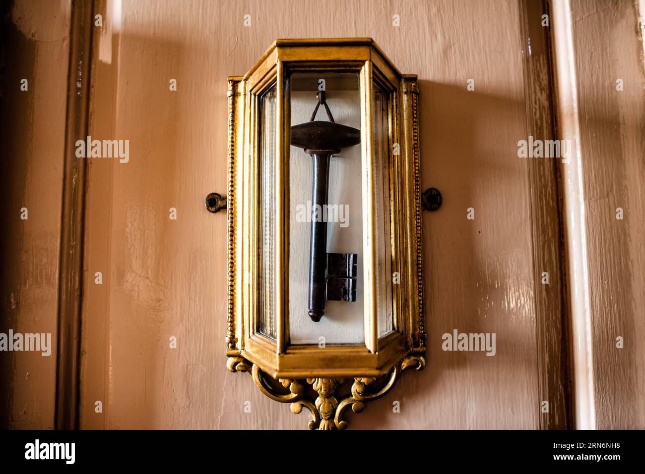 Bastille Key Mount Vernon Alexandria Virginia // MOUNT VERNON, Alexandria, Virginia – der Schlüssel zur Bastille hängt an der Wand des Foyers am Mount Vernon, dem historischen Wohnhaus von George Washington. Dieses bedeutende Artefakt wurde Washington als Geschenk nach dem Sturm auf die Bastille während der Französischen Revolution überreicht. Der Mount Vernon, der sorgfältig als historische Stätte erhalten wurde, diente von 1754 bis zu seinem Tod 1799 als Plantagensitz des ersten amerikanischen Präsidenten. Das Anwesen zeigt Washingtons Leben und Erbe durch originale Möbel, Architektur und persönliche Ausstattung Stockfoto