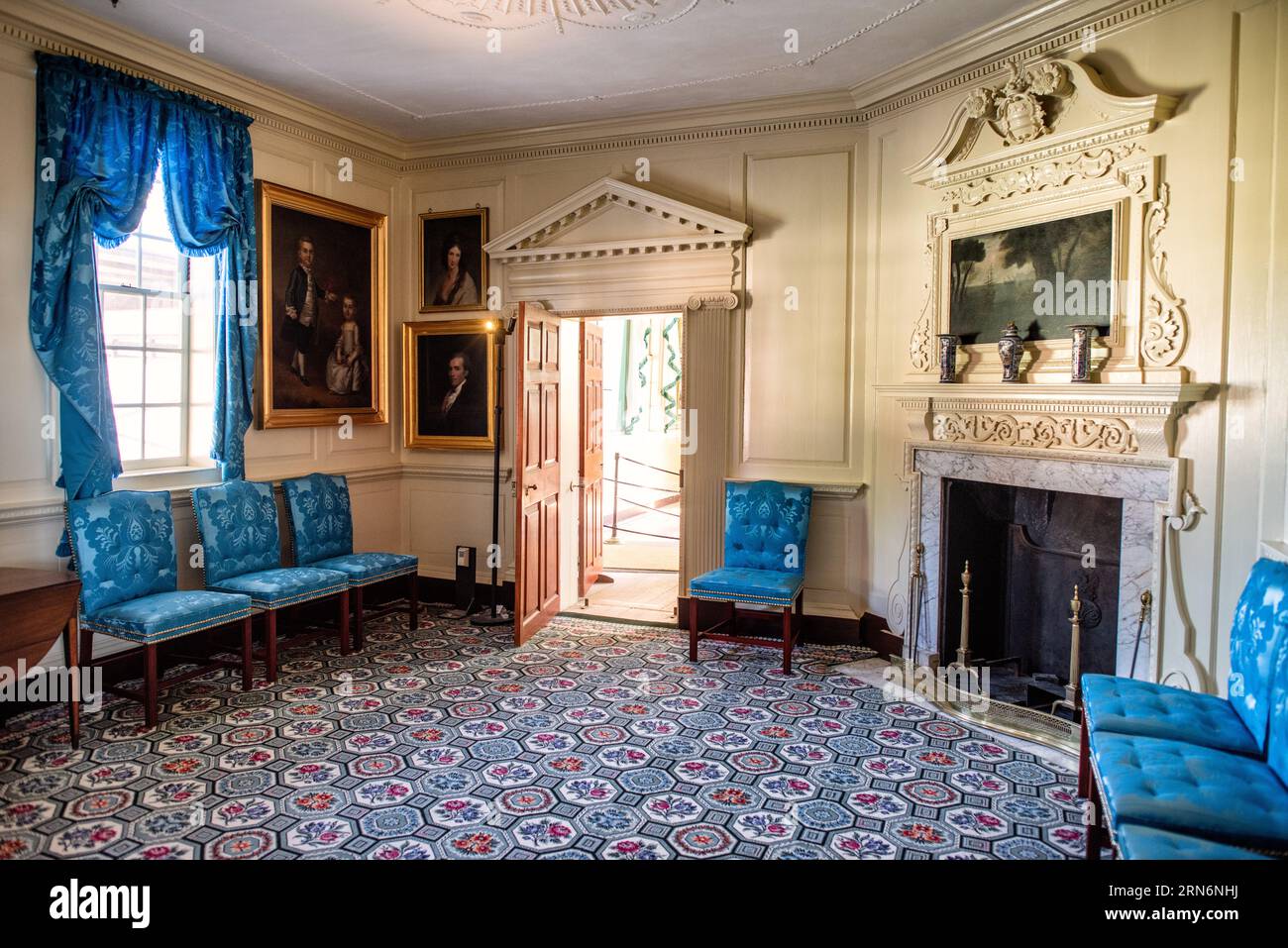 George Washingtons Mount Vernon Alexandria VA // MT VERNON, Alexandria, VA — die historische Heimat von George Washington, dem ersten Präsidenten der Vereinigten Staaten, steht in Alexandria erhalten. Dieses ikonische Anwesen zeigt das Leben und das Erbe Washingtons und bleibt ein dauerhaftes Symbol der frühen amerikanischen Führung und des kulturellen Erbes. Stockfoto