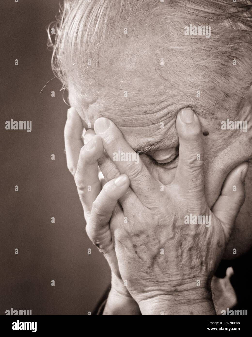 1970ER JAHRE SENIOR MAN HIELT SEINEN KOPF IN DEN HÄNDEN UND BEDECKTE SEIN GESICHT - P7733 HAR001 HARS STUDIO ERSCHOSS MOODY BETEN KRANKHEIT KOPIE RAUM PERSONEN MÄNNER GEFAHR ANGST KRANKHEIT SENIOR MANN DECKEN ÄLTERE ERWACHSENE AUSDRÜCKE BEUNRUHIGTE B&W BETROFFEN TRAURIGKEIT ANGST LEIDEN ALTER OLDTIMER KOPF UND SCHULTERN OLDSTER ÄNGSTLICH SEINE ALTERNDE GENERATION STIMMUNG SCHAM ÄLTESTE GLAMM DROHTE PEINLICHKEIT ÄNGSTLICHE UNRUHIGE ÄLTERE MENSCHEN MANN SCHLECHTE GESUNDHEIT LEIDEN ELENDE SCHWARZ-WEISSE KAUKASISCHE ETHNIZITÄT HAR001 ALTMODISCH Stockfoto