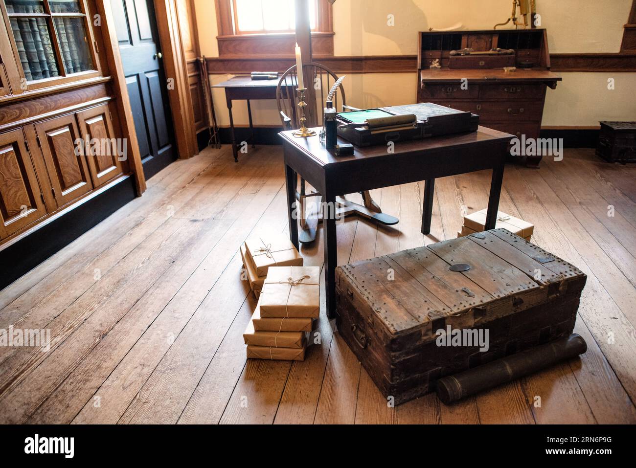 Mount VERNON George Washington Office Alexandria VA // MOUNT VERNON, Alexandria, VA — das persönliche Büro und der Schreibtisch von George Washington in Mount Vernon, der historischen Plantage des ersten amerikanischen Präsidenten. Washington nutzte diesen Raum, um sein Anwesen zu verwalten und geschäftliche Angelegenheiten während seiner Pensionsjahre zu führen. Mount Vernon, der am Potomac River liegt, war von 1754 bis zu seinem Tod 1799 Washingtons Wohnhaus. Das sorgfältig erhaltene Anwesen umfasst das Herrenhaus, zahlreiche Nebengebäude, Gärten und das Grab der Familie Washington. Heute wird das Anwesen vom Mount Vernon verwaltet Stockfoto