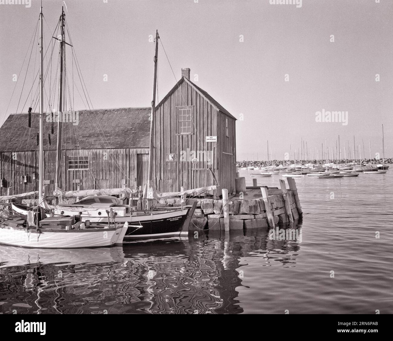 1960ER JAHRE MOTIV # 1 HUMMER SHED ON BRADLEY WHARF IN THE HARBOR ROCKPORT MA USA - R17535 HAR001 HARS WHARF SCHWARZ-WEISS HAR001 MOTIV ALTMODISCH Stockfoto