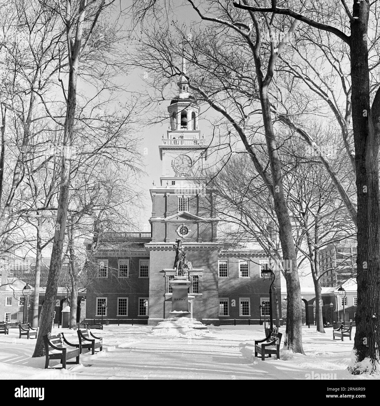 1970ER JAHRE WINTER SCENIC OF INDEPENDENCE HALL NATIONAL PARK PHILADELPHIA PA USA - P8161 HAR001 HARS COMMONWEALTH STRUCTURES KEYSTONE STATE BUILDING NATIONAL PARK WINTERY DEMOCRACY NATIONAL PARK SERVICE SCHWARZ-WEISSE STADT DER BRÜDERLICHEN LIEBE CONTINENTAL CONGRESS 4. JULI HAR001 INDEPENDENCE HALL INDEPENDENCE NATIONAL PARK 4. JULI ALTMODISCH Stockfoto