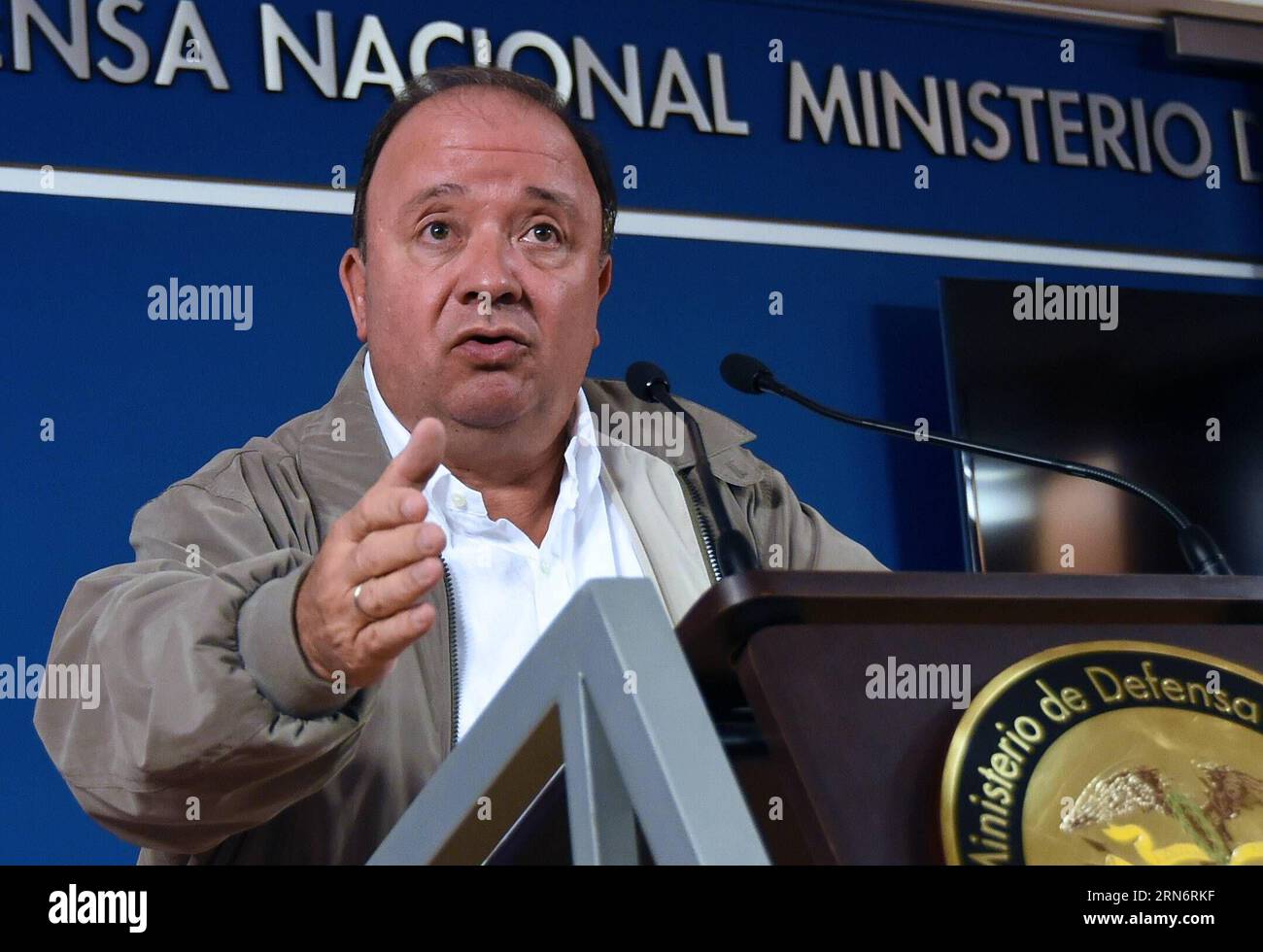 (150805) -- BOGOTA, 5. Aug. 2015 -- das Bild des kolumbianischen Verteidigungsministeriums zeigt, wie der kolumbianische Verteidigungsminister Luis Carlos Villegas am 5. Aug. 2015 an einer Pressekonferenz über den Hubschrauberunglück von Blackhawk in der kolumbianischen Hauptstadt Bogota teilnimmt. Die 16 Polizisten, die bei dem Hubschrauberunglück in Blackhawk im Nordwesten Kolumbiens ums Leben kamen, werden durch dentale Tests und DNA durch forensische Mitarbeiter in Bogota identifiziert, wo die Leichen übertragen werden, wie Luis Carlos Villegas am Mittwoch mitteilte. MINDEFENSA) (JP) KOLUMBIEN-BOGOTA-UNFALLHELIKOPTER UND MINDEFENSA PUBLICA Stockfoto