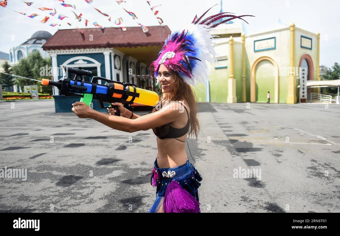 (150806) -- CHANGCHUN, 06. August 2015 -- Ein ausländischer Entertainer tritt in Changchun Film Century City in Changchun auf, der Hauptstadt der nordöstlichen chinesischen Provinz Jilin, Agu. 6, 2015. Mehr als 8 Millionen einheimische und internationale Touristen haben diesen Film-Themenpark besucht, der erste in China seit seiner Eröffnung vor 10 Jahren. ) (Yl) CHINA-JILIN-CHANGCHUN-FILM CENTURY CITY(CN) WangxHaofei PUBLICATIONxNOTxINxCHN 150806 Changchun Aug 06 2015 ein ausländischer Entertainer tritt IN DER Changchun Film CENTURY City in Changchun Hauptstadt Nordostchinas S Jilin Provinz AGU 6 2015 auf mehr als 8 Millionen Inland und Internati Stockfoto