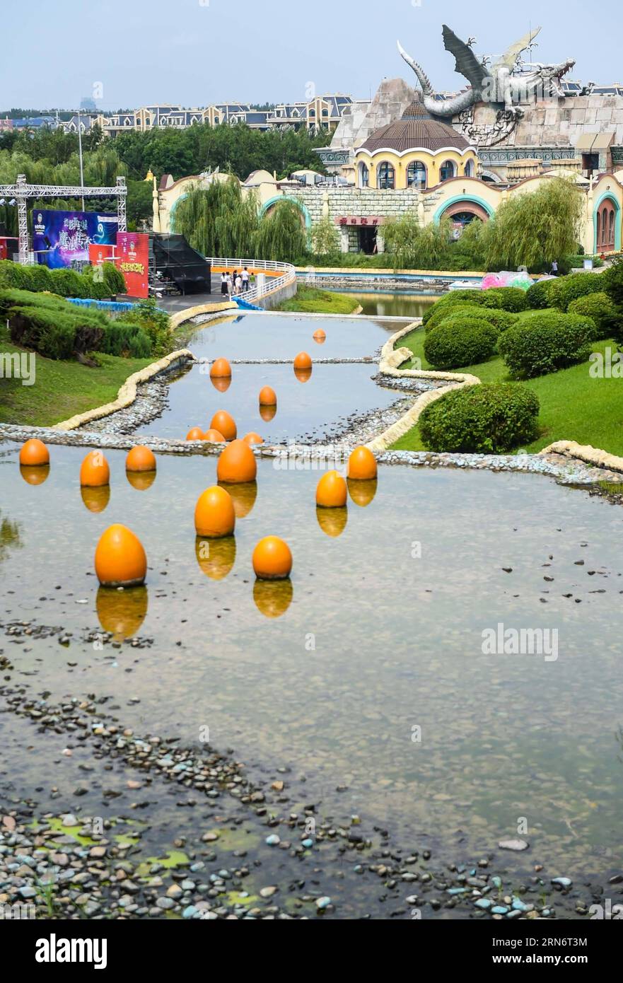 (150806) -- CHANGCHUN, 06. August 2015 -- Foto aufgenommen auf Agu. 6, 2015 zeigt den Blick auf die Stadt Changchun Film Century in Changchun, der Hauptstadt der nordöstlichen Provinz Jilin. Mehr als 8 Millionen einheimische und internationale Touristen haben diesen Film-Themenpark besucht, der erste in China seit seiner Eröffnung vor 10 Jahren. ) (Yl) CHINA-JILIN-CHANGCHUN-FILM CENTURY CITY(CN) WangxHaofei PUBLICATIONxNOTxINxCHN 150806 Changchun Aug 06 2015 Foto aufgenommen AM AGU 6 2015 zeigt die Ansicht der Changchun Film Century City in Changchun Hauptstadt der Nordostchina S Jilin Provinz mehr als 8 Millionen Inland und Internationa Stockfoto