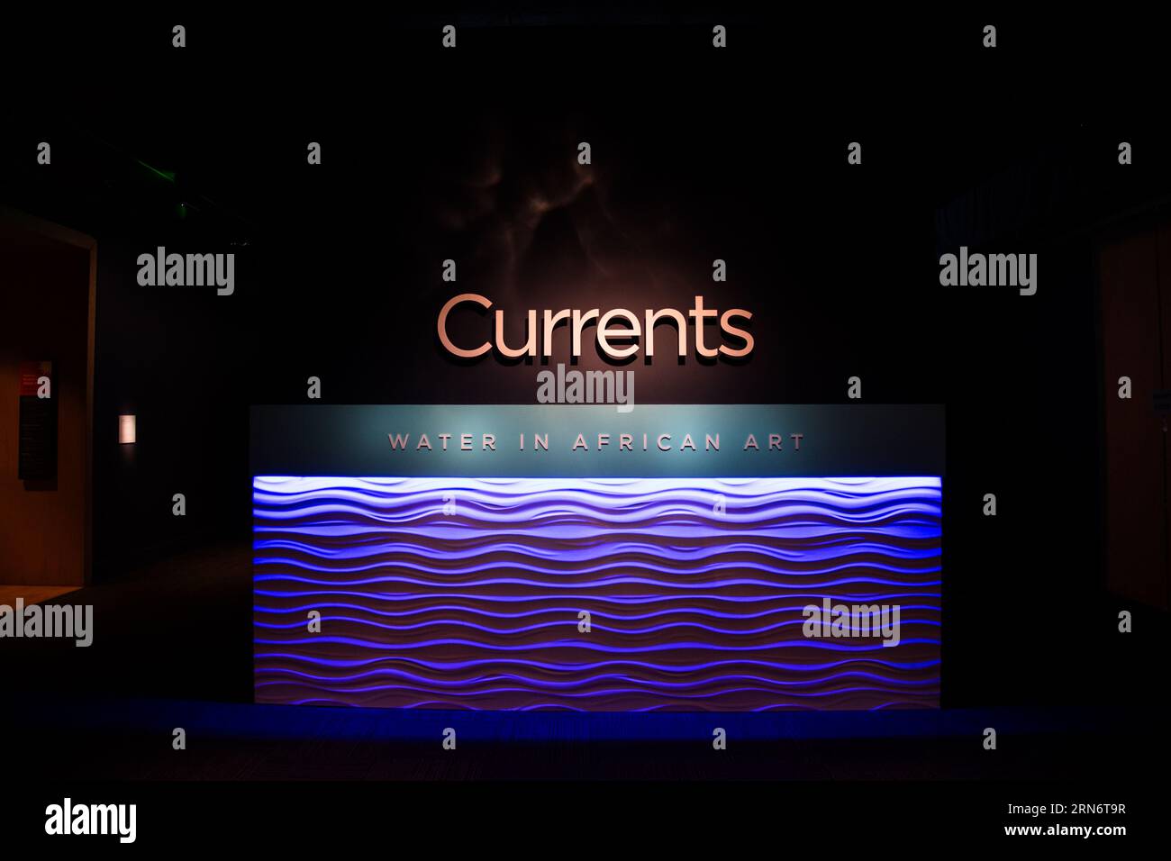 Smithsonian National Museum of African Art Currents Exhibit Washington DC // WASHINGTON DC – die Ausstellung „Currents“ im Smithsonian National Museum of African Art, die zeitgenössische afrikanische Kunst und ihre globale Wirkung zeigt. Stockfoto