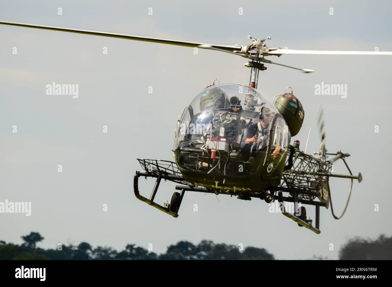 Bell 47G Vintage-Hubschrauber G-MASH repräsentiert den medizinischen Evakuierungshubschrauber, der in der TV-Sendung MASH of the Korean war verwendet wird und auf der Airshow fliegt Stockfoto