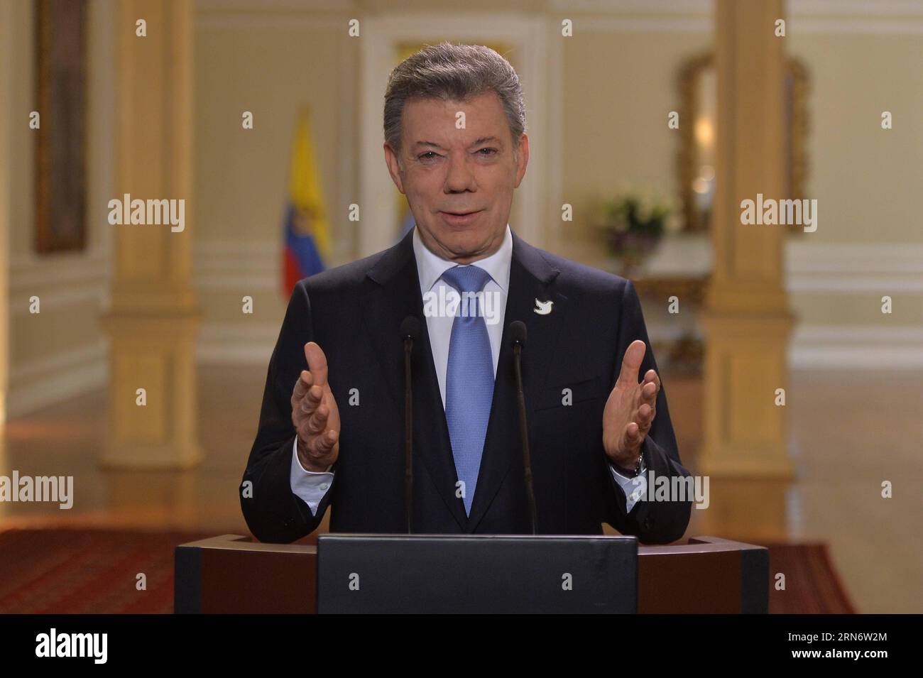 (150807) -- BOGOTA, 7. August 2015 -- Bild des kolumbianischen Präsidenten Juan Manuel Santos, der am 6. August 2015 in Bogota, Kolumbien, eine Rede hielt. Der kolumbianische Präsident Juan Manuel Santos sagte am Donnerstag, dass während seiner fünfjährigen Regierungszeit die Verbrechen von höherem Rang auf ein historisches Niveau zurückgegangen seien, aber er erkannte an, dass dies nicht genug sei und die Behörden die organisierte Kriminalität, Mafias und Straßenverbrechen vorrangig bekämpfen. Juan Pablo Bello/Kolumbiens Vorsitz) KOLUMBIEN-BOGOTA-POLITICS-SANTOS CESARCARRIONNCJDTM PUBLICATI Stockfoto