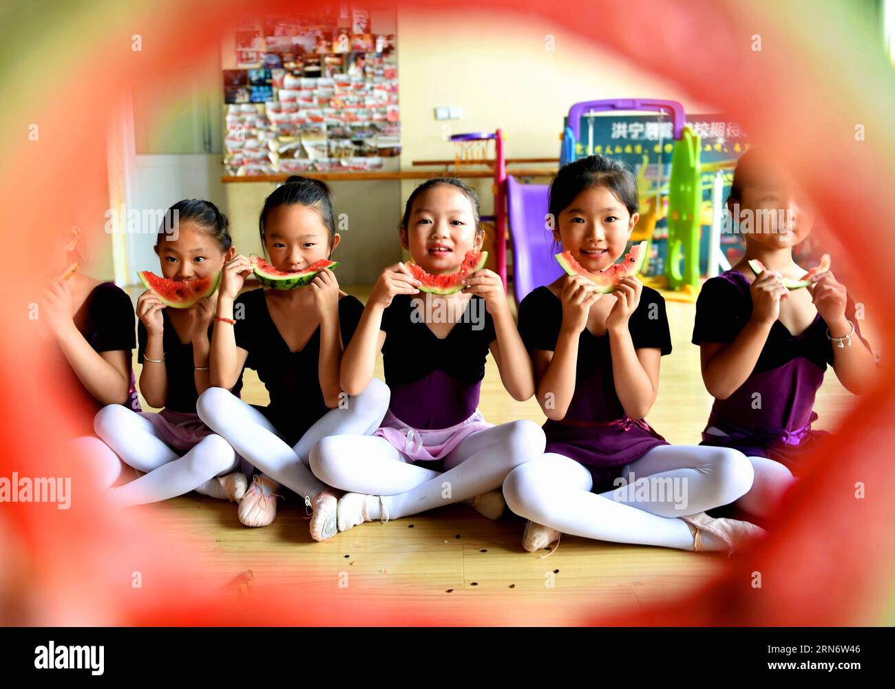 (150807) -- BOZHOU, 7. August 2015 -- Kinder essen Wassermelonen, um die kommende Sonnenzeit Anfang Herbst in der Hongning Dancing School in Bozhou, Ostchinas Provinz Anhui, zu erfüllen, 7. August 2015. Die Chinesen essen traditionell Wassermelonen oder Pfirsiche vor Herbstbeginn, was darauf hindeutet, dass sie den Sommer beißen. Der Beginn der Sonnenzeit im Herbst fällt auf den 8. August dieses Jahres. ) (lfj) CHINA-HERBSTANFANG-TRADITION (CN) LiuxQinli PUBLICATIONxNOTxINxCHN 150807 Bozhou 7. August 2015 Kinder essen Wassermelonen, um die kommende Sonnenzeit ANFANG Herbst IN DER Hongning Dancing School in Bozhou EAS zu erfüllen Stockfoto