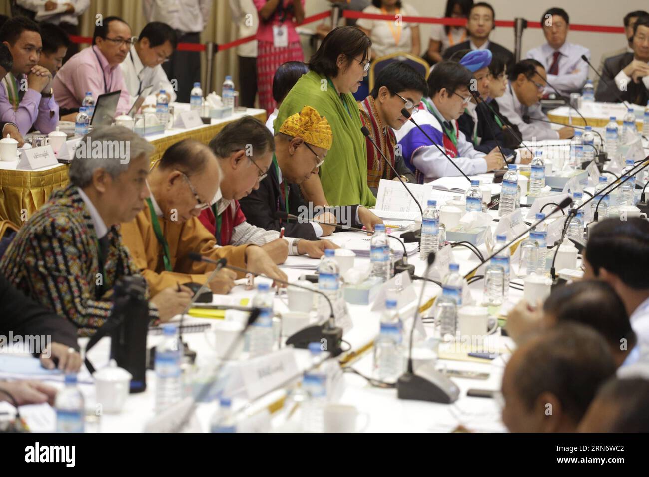 (150807) -- YANGON, 7. August 2015 -- Mitglieder der hochrangigen Delegation der ethnischen Gruppen (SD) nehmen am 7. August 2015 an einem Treffen im Myanmar Peace Center in Yangon, Myanmar, Teil. Die Verhandlungsführer der Regierung Myanmars und der ethnischen bewaffneten Gruppen versprachen am Freitag, weiterhin auf ein landesweites Waffenstillstandsabkommen hinzuarbeiten und so bald wie möglich einen politischen Dialog einzuleiten. )(azp) MYANMAR-YANGON-UPWC-SD-9. TAGUNG UxAung PUBLICATIONxNOTxINxCHN 150807 Yangon 7. August 2015 Mitglieder der hochrangigen Delegation der ethnischen Gruppen SD nehmen an einer Sitzung IM Myanmar Peace Center in Yangon Teil Myanmar 7 2015 Verhandlungsführer von Stockfoto