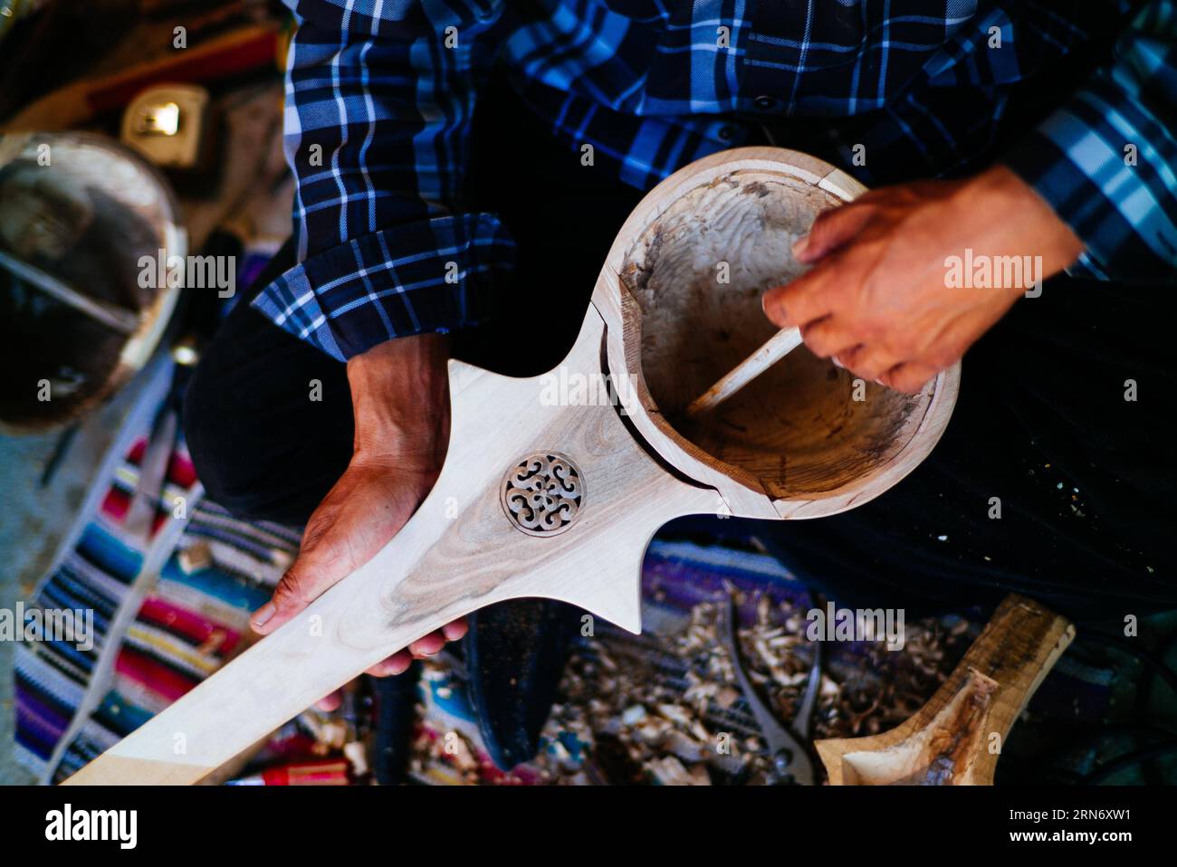 (150810) -- LHASA, - der 46-jährige Handwerker Dainzin macht in Lhasa, der Hauptstadt der autonomen Region Tibet im Südwesten Chinas, tibetisches Instrument Dramyin, 9. August 2015. Dramyin, ein sechssaitiges Musikinstrument, ist ein altes tibetisches Zupfinstrument. Es handelt sich um eine langärmelige, doppelt taillierte und fretless Laute. Sie ist in der Regel aus einem Stück Holz ausgehöhlt und kann von 60 bis 120 Zentimeter lang sein. Im Jahr 2014 wurde die Herstellung von Draymin als eines der nationalen immateriellen Kulturerben Chinas registriert. ) (zhs/lfj) CHINA-LHASA-TIBETISCHES INSTRUMENT DRAMYIN (CN) LiuxJinhai PUBLICATIO Stockfoto