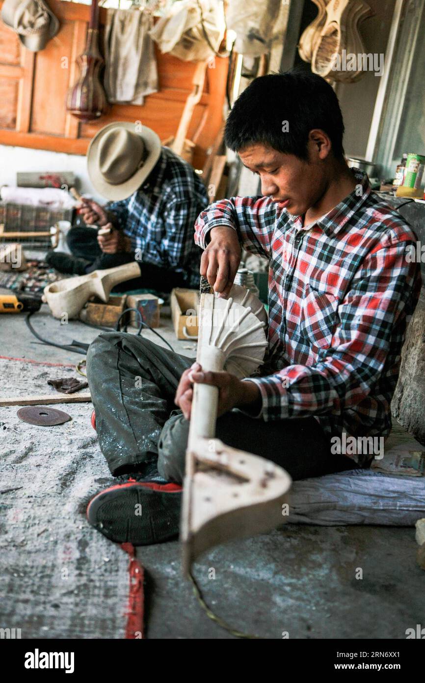 (150810) -- LHASA, - der 46-jährige Handwerker Dainzin (hinten) und sein Sohn stellen in Lhasa, der Hauptstadt der autonomen Region Tibet im Südwesten Chinas, tibetisches Instrument Dramyin her, 9. August 2015. Dramyin, ein sechssaitiges Musikinstrument, ist ein altes tibetisches Zupfinstrument. Es handelt sich um eine langärmelige, doppelt taillierte und fretless Laute. Sie ist in der Regel aus einem Stück Holz ausgehöhlt und kann von 60 bis 120 Zentimeter lang sein. Im Jahr 2014 wurde die Herstellung von Draymin als eines der nationalen immateriellen Kulturerben Chinas registriert. ) (zhs/lfj) CHINA-LHASA-TIBETISCHES INSTRUMENT DRAMYIN (CN) Zhe Stockfoto