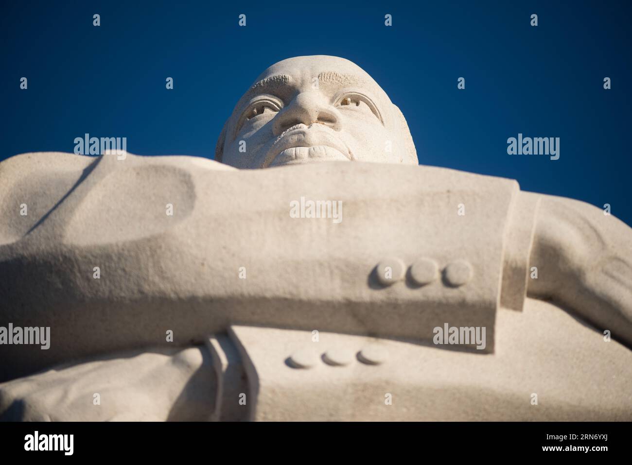 WASHINGTON DC, Vereinigte Staaten – der Martin Luther King Jr. Das Memorial erinnert an das beständige Erbe des Bürgerrechtlers. Das Denkmal, das sich am Tidal Basin der National Mall befindet, erinnert an Dr. Kings Beiträge zur amerikanischen Bürgerrechtsbewegung und an sein Streben nach Gerechtigkeit mit gewaltfreien Mitteln. Stockfoto