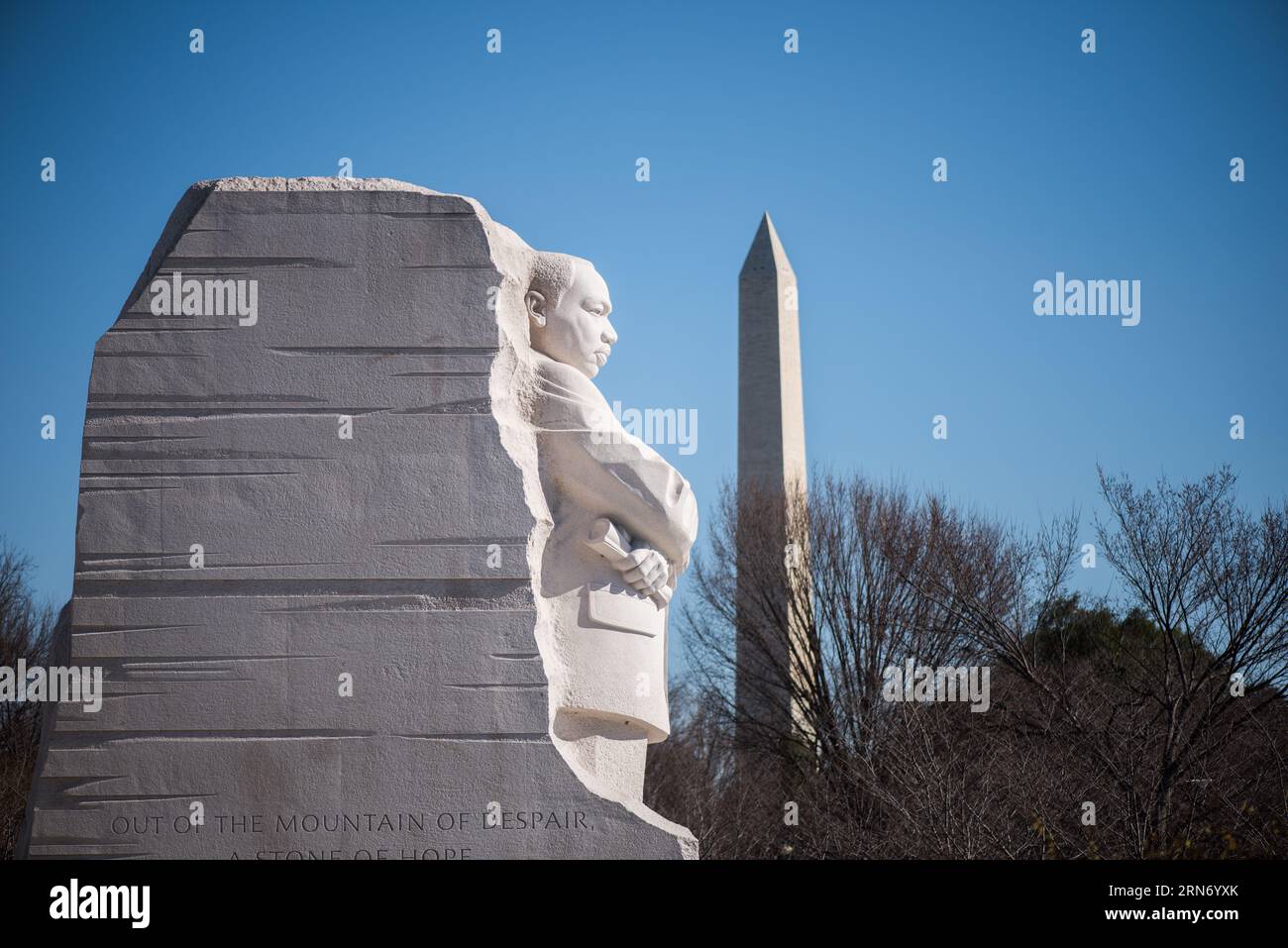 WASHINGTON DC, Vereinigte Staaten – der Martin Luther King Jr. Das Memorial erinnert an das beständige Erbe des Bürgerrechtlers. Das Denkmal, das sich am Tidal Basin der National Mall befindet, erinnert an Dr. Kings Beiträge zur amerikanischen Bürgerrechtsbewegung und an sein Streben nach Gerechtigkeit mit gewaltfreien Mitteln. Im Hintergrund befindet sich das Washington Monument. Stockfoto