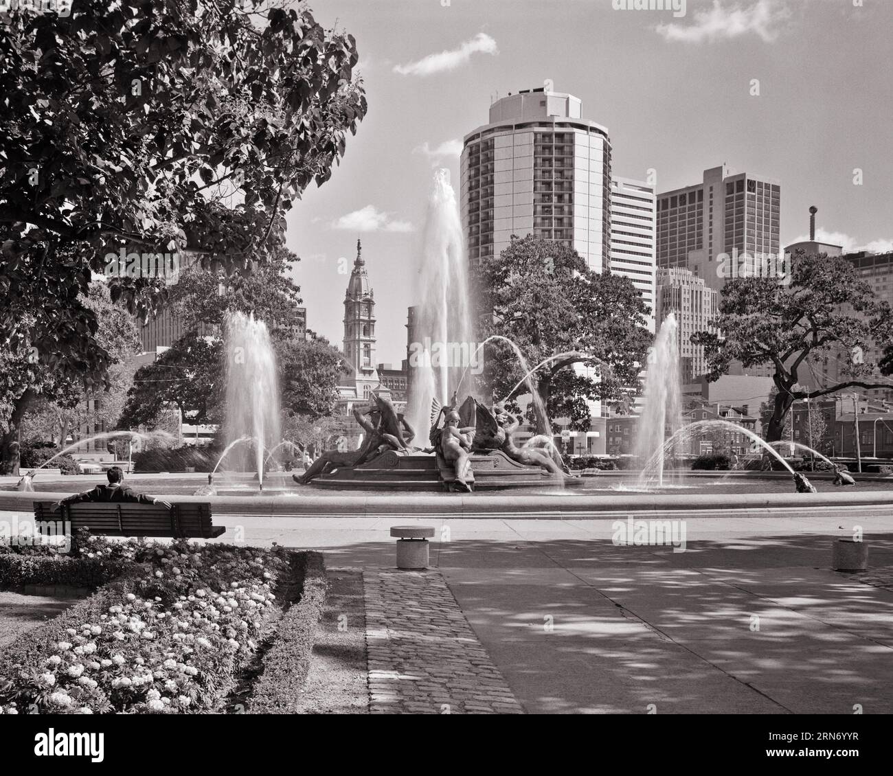 1970ER JAHRE SWANN MEMORIAL FONTTAIN OF THE THREE RIVERS EINE ART DECO SKULPTUR VON ALEXANDER CALDER IN LOGAN CIRCLE PHILADELPHIA PA - P8458 HAR001 HARS KEYSTONE STATE LOGAN CIRCLE ALEXANDER STIRLING CALDER SEASON SWANN ALEXANDER ART DECO SCHWARZ-WEISSE STADT DER BRÜDERLICHEN LIEBE HAR001 ALTMODISCHE FLÜSSE Stockfoto