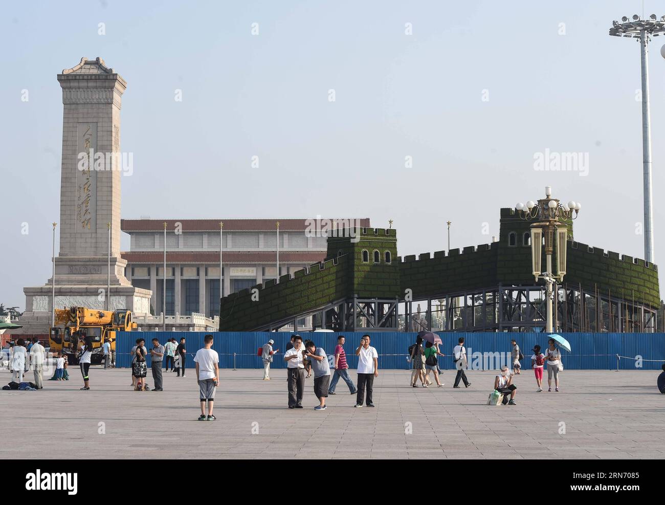 (150812) -- PEKING, 12. August 2015 -- Foto aufgenommen am 12. August 2015 zeigt einen Parterre mit der Großen Mauer am Platz des Himmlischen Friedens in Peking, der Hauptstadt Chinas. Am 10. August wurde die Blumendekoration auf dem Tian-Anmen-Platz und entlang der Chang an-Straße begonnen, und alle Arbeiten werden Ende August zur Begrüßung der Militärparade am 3. September in Peking durchgeführt. )(mcg) CHINA-BEIJING-TIAN ANMEN SQUARE-PARTERRE (CN) LuoxXiaoguang PUBLICATIONxNOTxINxCHN 150812 Peking 12. August 2015 Foto aufgenommen AM 12. August 2015 zeigt ein Parterre mit der Großen Mauer AUF dem Tian Anmen Platz in Peking Hauptstadt Stockfoto