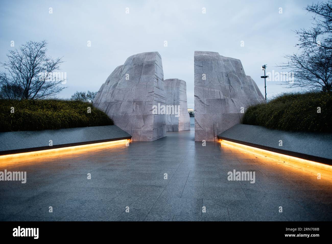 WASHINGTON DC, Vereinigte Staaten – der Martin Luther King Jr. Das Memorial erinnert an das beständige Erbe des Bürgerrechtlers. Das Denkmal, das sich am Tidal Basin der National Mall befindet, erinnert an Dr. Kings Beiträge zur amerikanischen Bürgerrechtsbewegung und an sein Streben nach Gerechtigkeit mit gewaltfreien Mitteln. Stockfoto