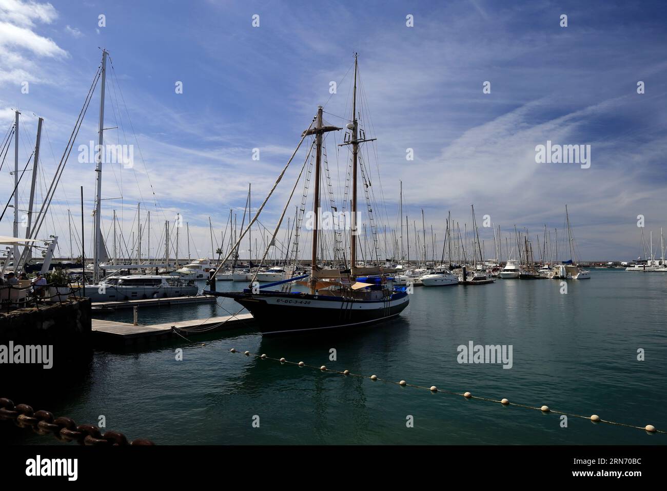 Segelschiff aus Holz mit hohen Masten, das in Marina Rubicon, Playa Blanca, Lanzarote, Kanarische Inseln, Spanien, vertäut ist Stockfoto