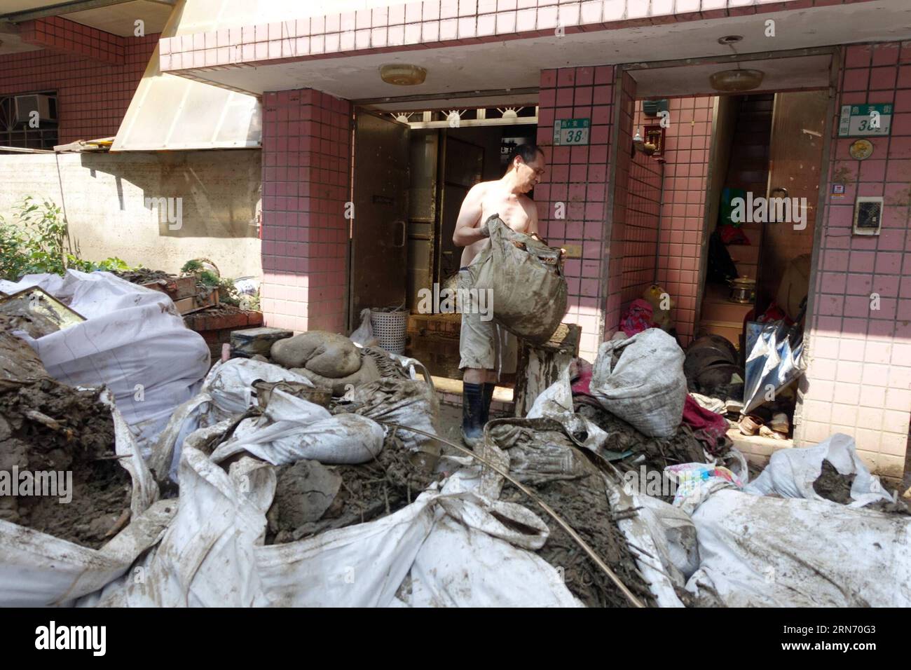 (150812) -- NEW TAIPEI, 12. August 2015 () -- Ein Mann reinigt nach dem Taifun Soudelor in der alten Wulai-Straße in New Taipei, Südostchinas Taiwan, 12. August 2015. () (dhf) CHINA-NEW TAIPEI-TYPHOON SOUDELOR (CN) Xinhua PUBLICATIONxNOTxINxCHN 150812 New TAIPEI 12. August 2015 ein Mann reinigt nach Taiphoon Soudelor AUF DER Wulai Old Street in New Taipei Südostchina TAIWAN 12. August 2015 DHF China New Taipei Typhoon Soudelor UxBLINN Stockfoto