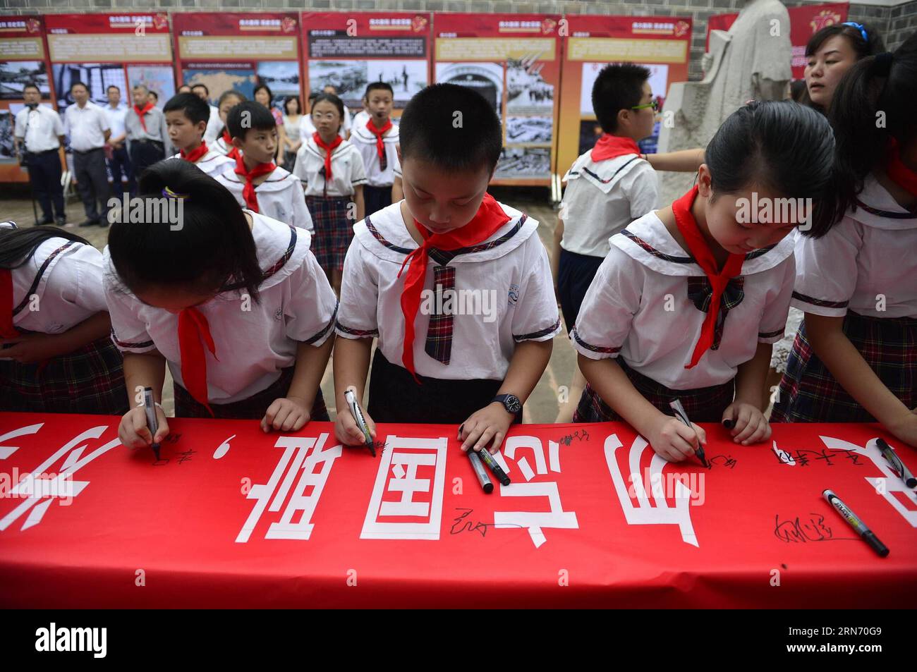 (150812) -- NANCHANG, 12. August 2015 -- Schüler unterschreiben ihre Namen auf einem Banner, während sie die ehemalige Residenz von Mei Ru ao, dem chinesischen Richter am Internationalen Militärtribunal für den Fernen Osten, besuchen. während einer Aktivität zum 70. Jahrestag des Sieges im chinesischen Volkskrieg gegen die japanische Aggression im Bezirk Qingyunpu in Nanchang, ostchinesische Provinz Jiangxi, 12. August 2015. ) (xcf) CHINA-JIANGXI-NANCHANG-MEMORATION-ACTIVITY (CN) ZhouxMi PUBLICATIONxNOTxINxCHN 150812 Nanchang Aug 12 2015 Schüler unterschreiben ihre Namen AUF einem Banner, während sie das ehemalige Residenc besuchen Stockfoto