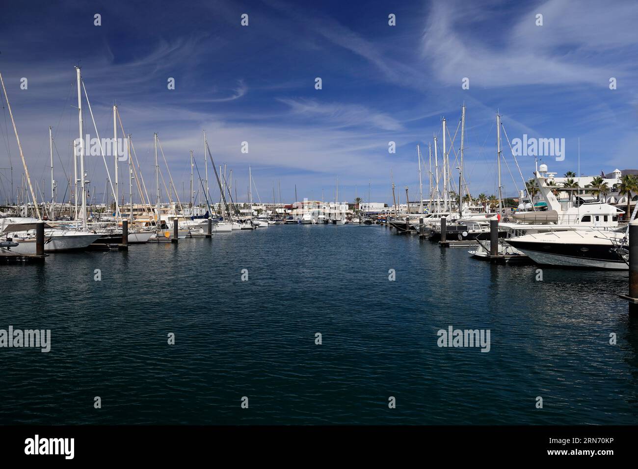 Yachten und Boote vor Anker in Marina Rubicon, Playa Blanca, Lanzarote, Kanarische Inseln. Angenommen Am 23. Februar Stockfoto