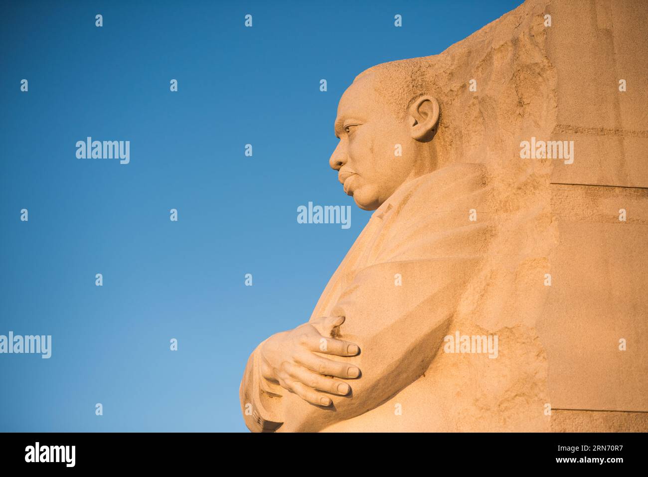 WASHINGTON DC, Vereinigte Staaten – der Martin Luther King Jr. Das Memorial erinnert an das beständige Erbe des Bürgerrechtlers. Das Denkmal, das sich am Tidal Basin der National Mall befindet, erinnert an Dr. Kings Beiträge zur amerikanischen Bürgerrechtsbewegung und an sein Streben nach Gerechtigkeit mit gewaltfreien Mitteln. Stockfoto