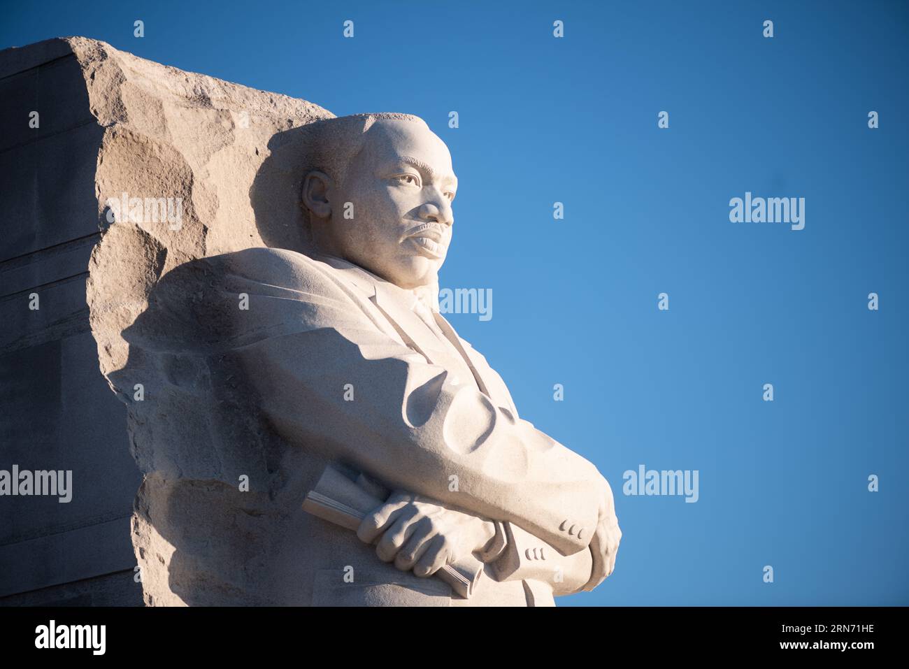 WASHINGTON DC, Vereinigte Staaten – der Martin Luther King Jr. Das Memorial erinnert an das beständige Erbe des Bürgerrechtlers. Das Denkmal, das sich am Tidal Basin der National Mall befindet, erinnert an Dr. Kings Beiträge zur amerikanischen Bürgerrechtsbewegung und an sein Streben nach Gerechtigkeit mit gewaltfreien Mitteln. Stockfoto
