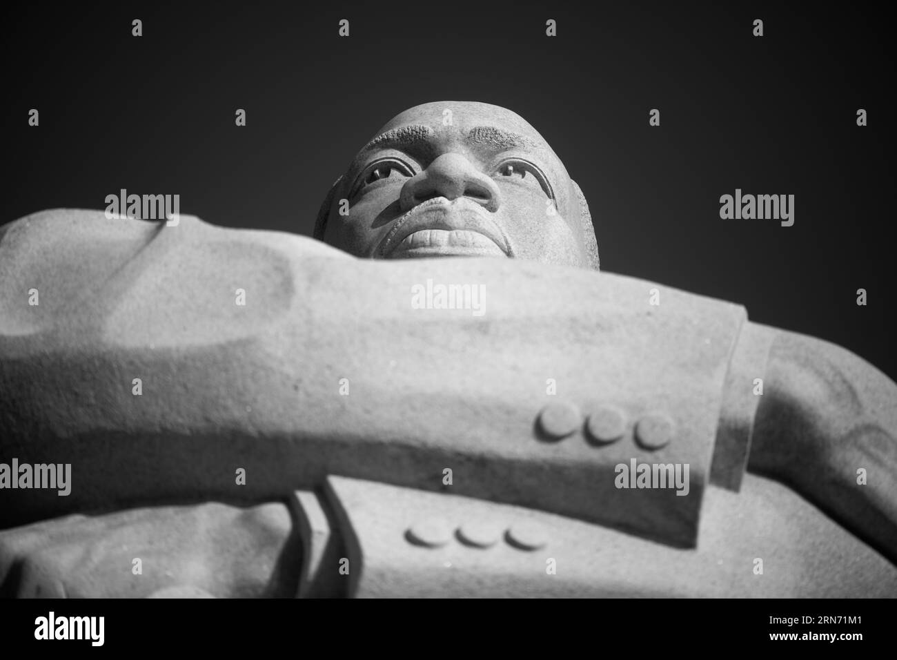 Martin Luther King Jr. Memorial, Washington, D.C. Schwarzweißfoto, das einen niedrigen Winkel von Kopf und Schultern der Statue vor einem dunklen Himmel zeigt. Stockfoto