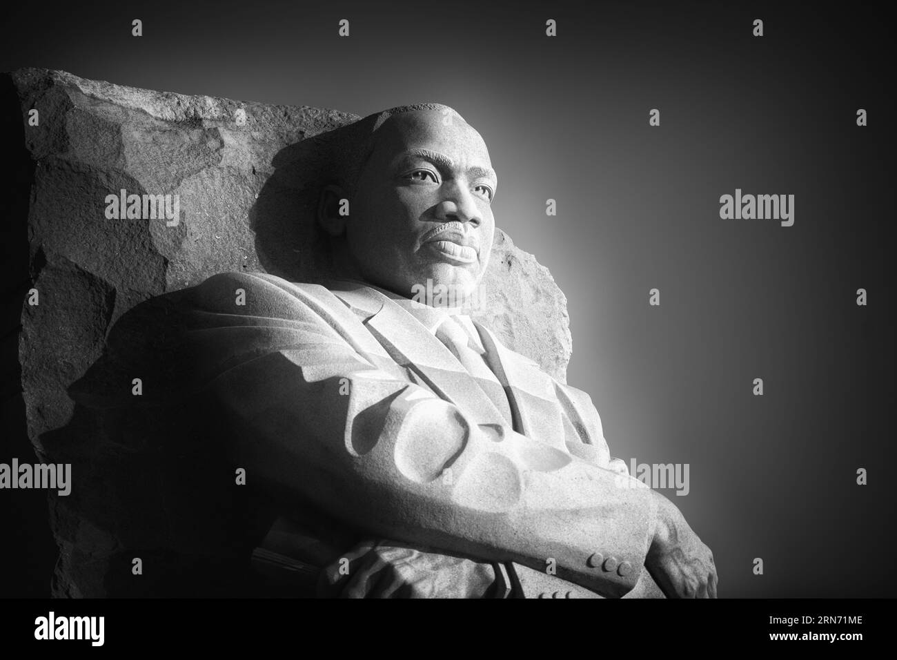 Martin Luther King Jr. Memorial, Washington, D.C. Schwarzweißfoto zeigt eine Nahaufnahme der geschnitzten Steinstatue mit überkreuzten Armen. Stockfoto